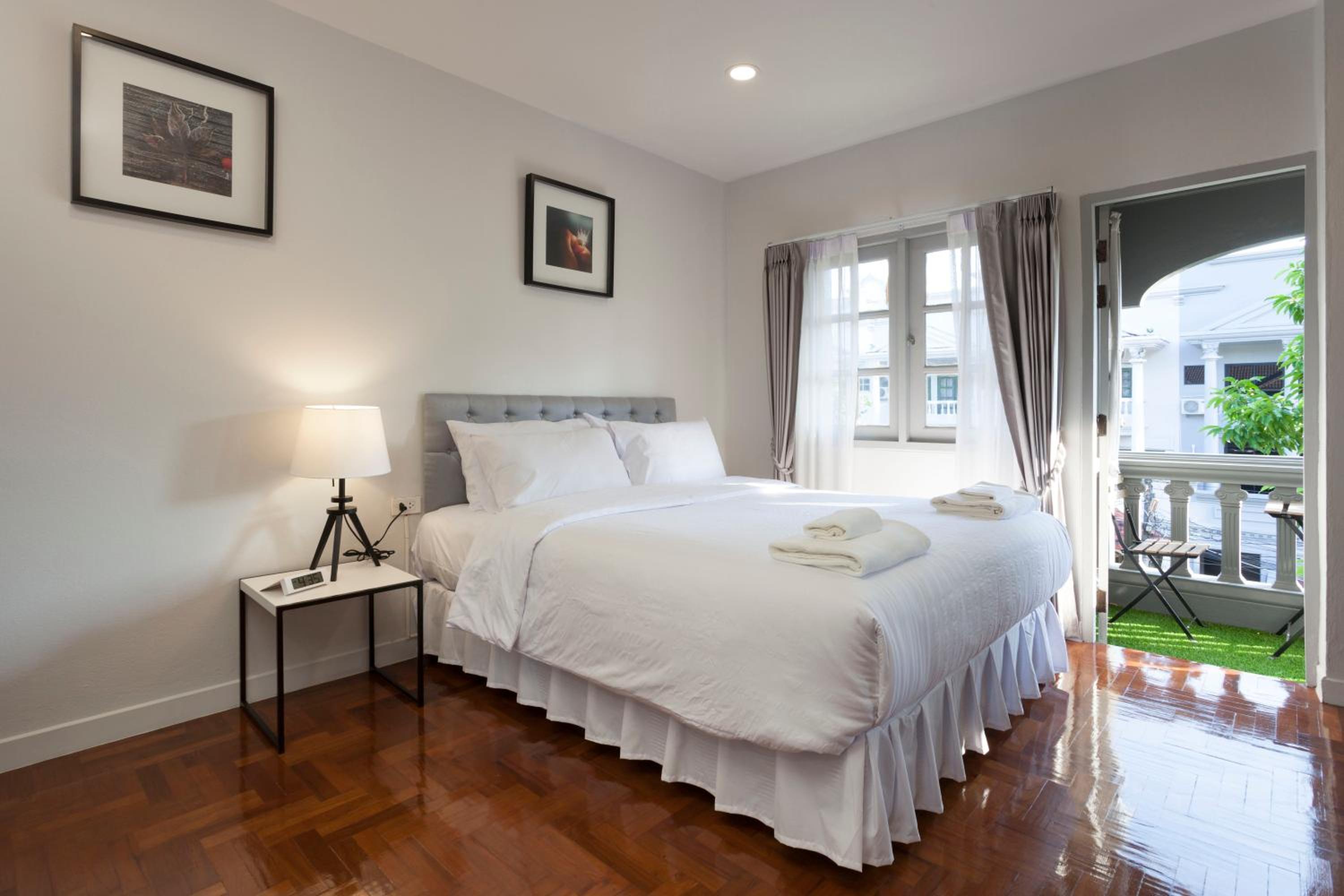 Deluxe Double Room with Bath - Photo 8