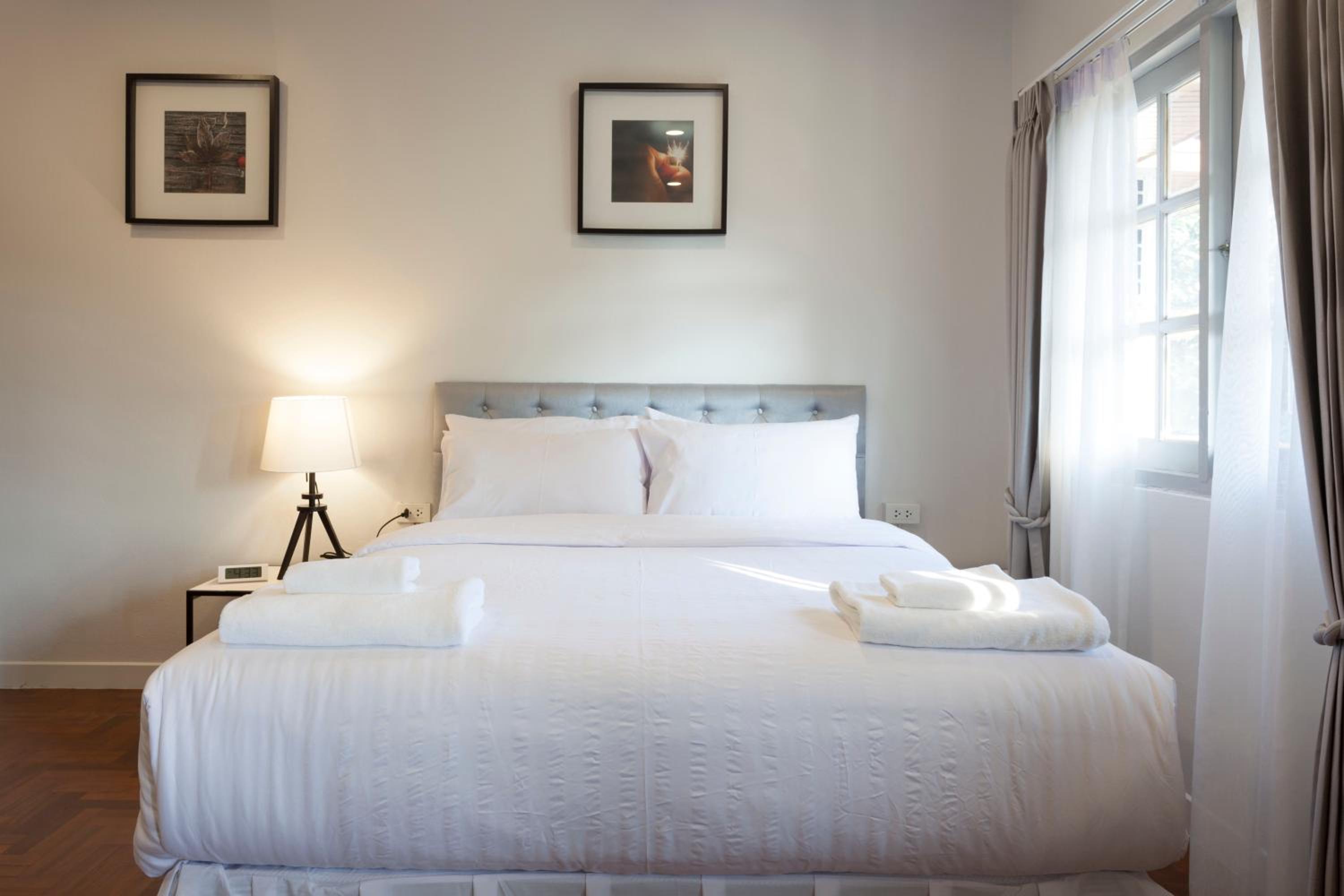 Deluxe Double Room with Bath - Photo 6
