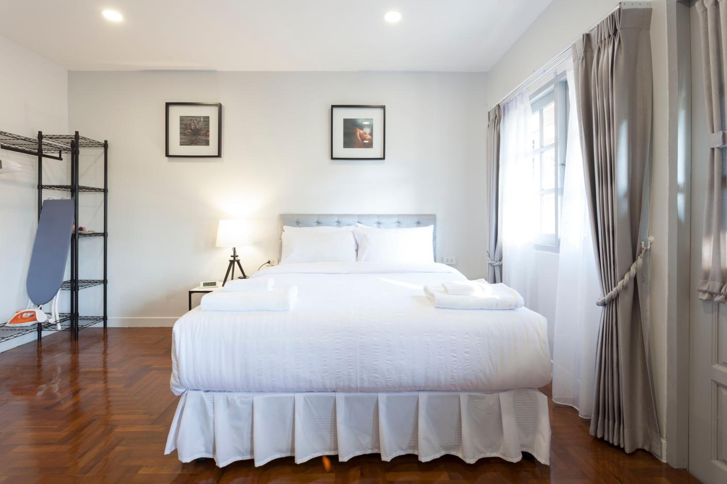 Deluxe Double Room with Bath - Photo 5