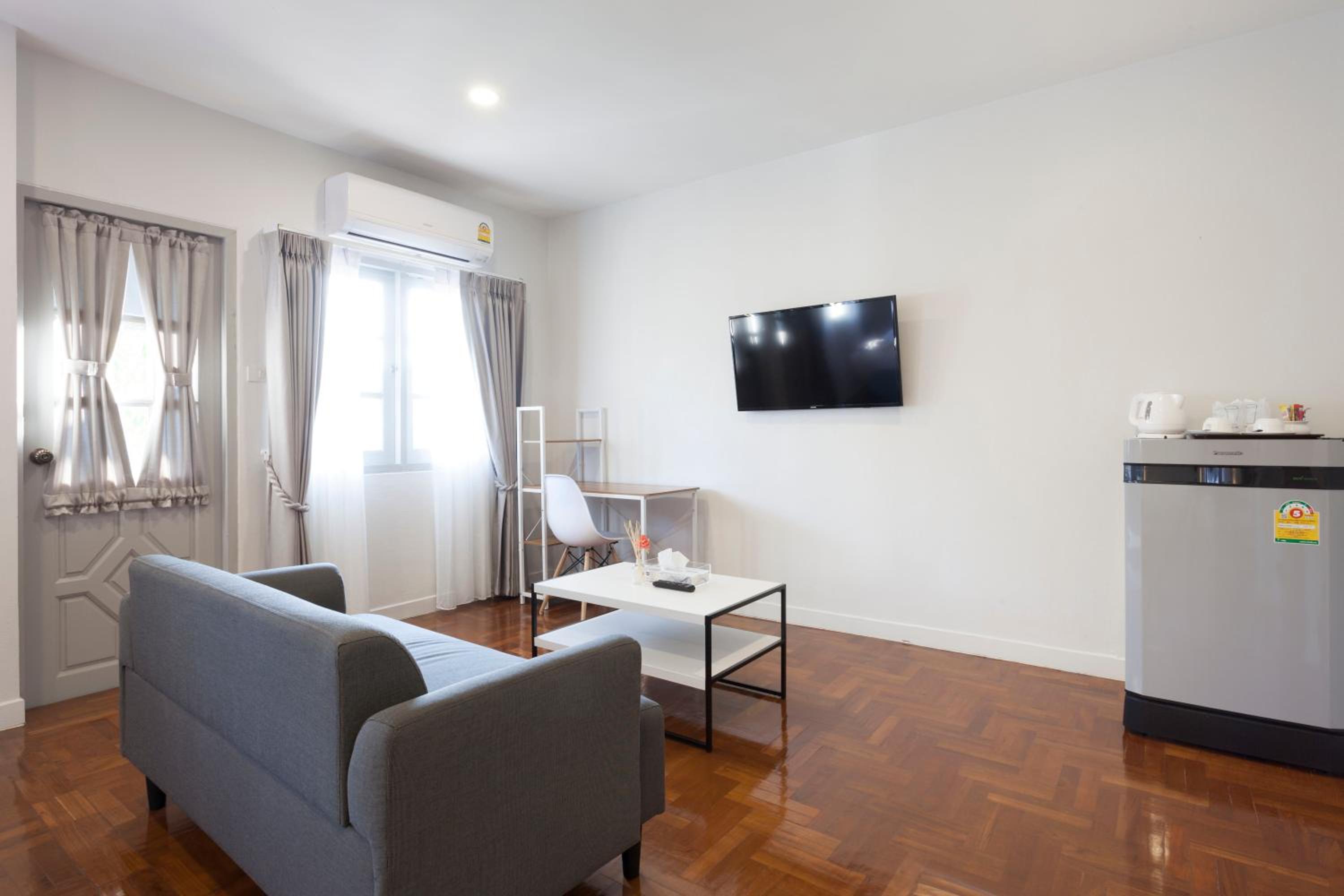 Deluxe Double Room with Bath - Photo 1