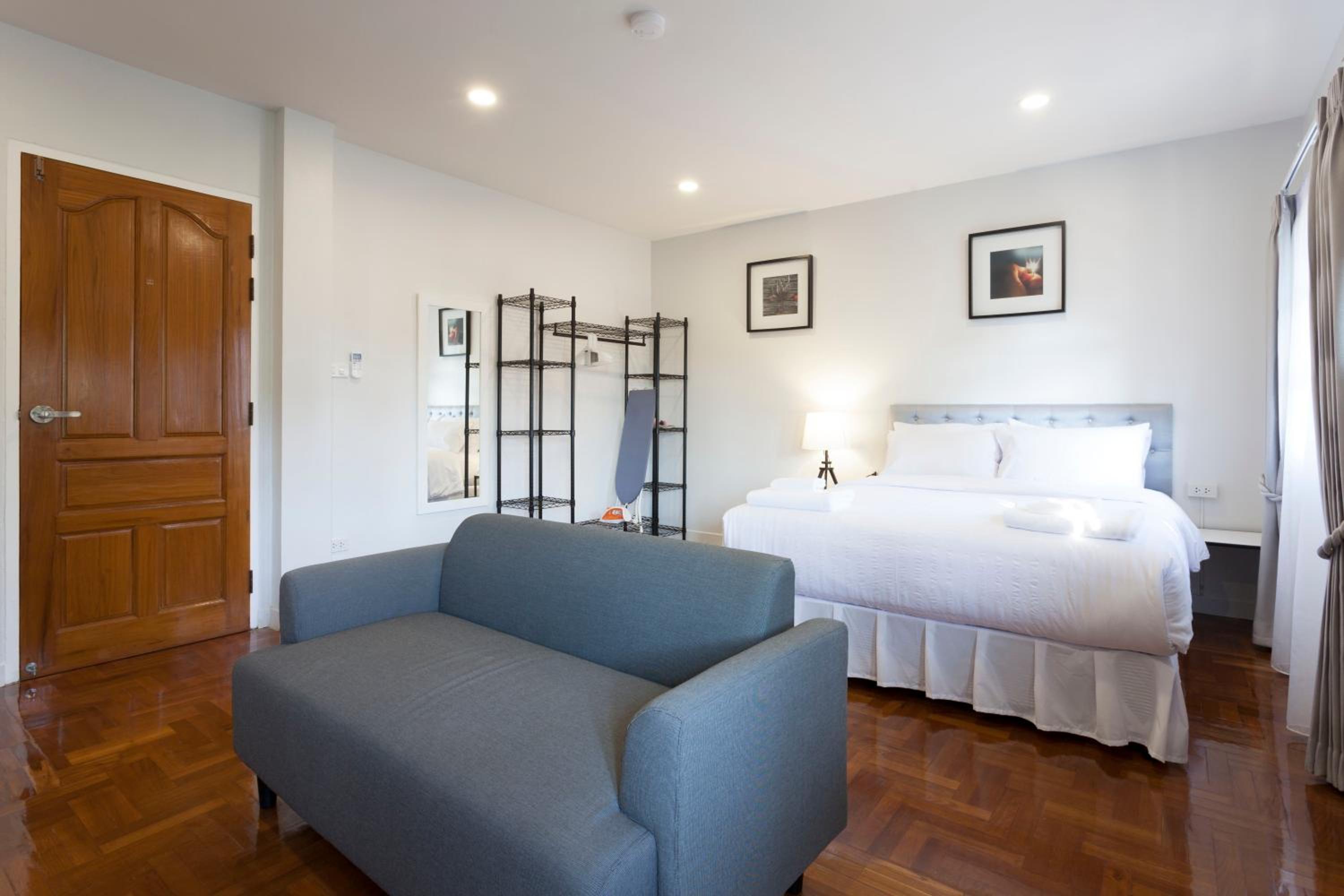 Deluxe Double Room with Bath - Photo 13