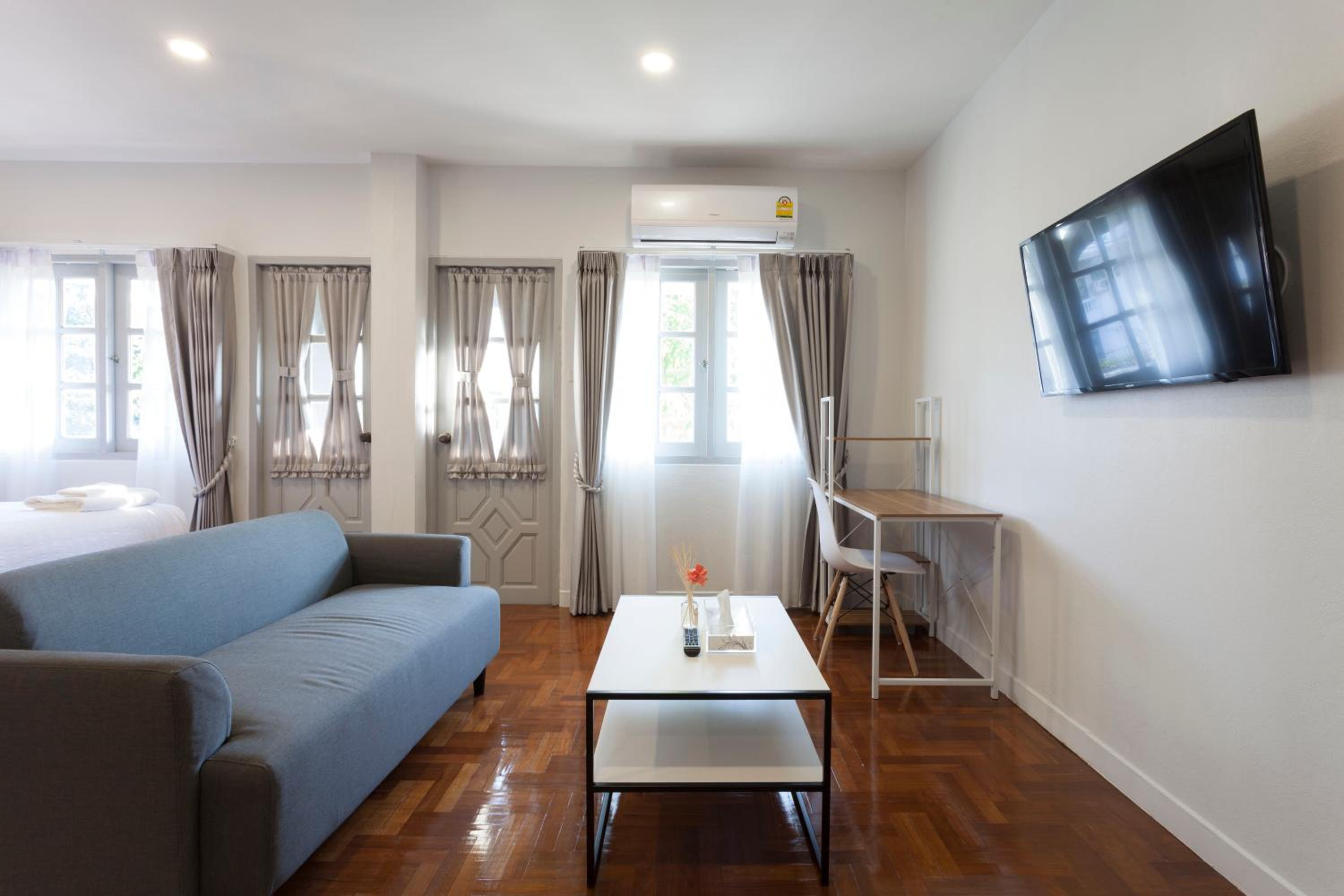 Deluxe Double Room with Bath - Photo 2