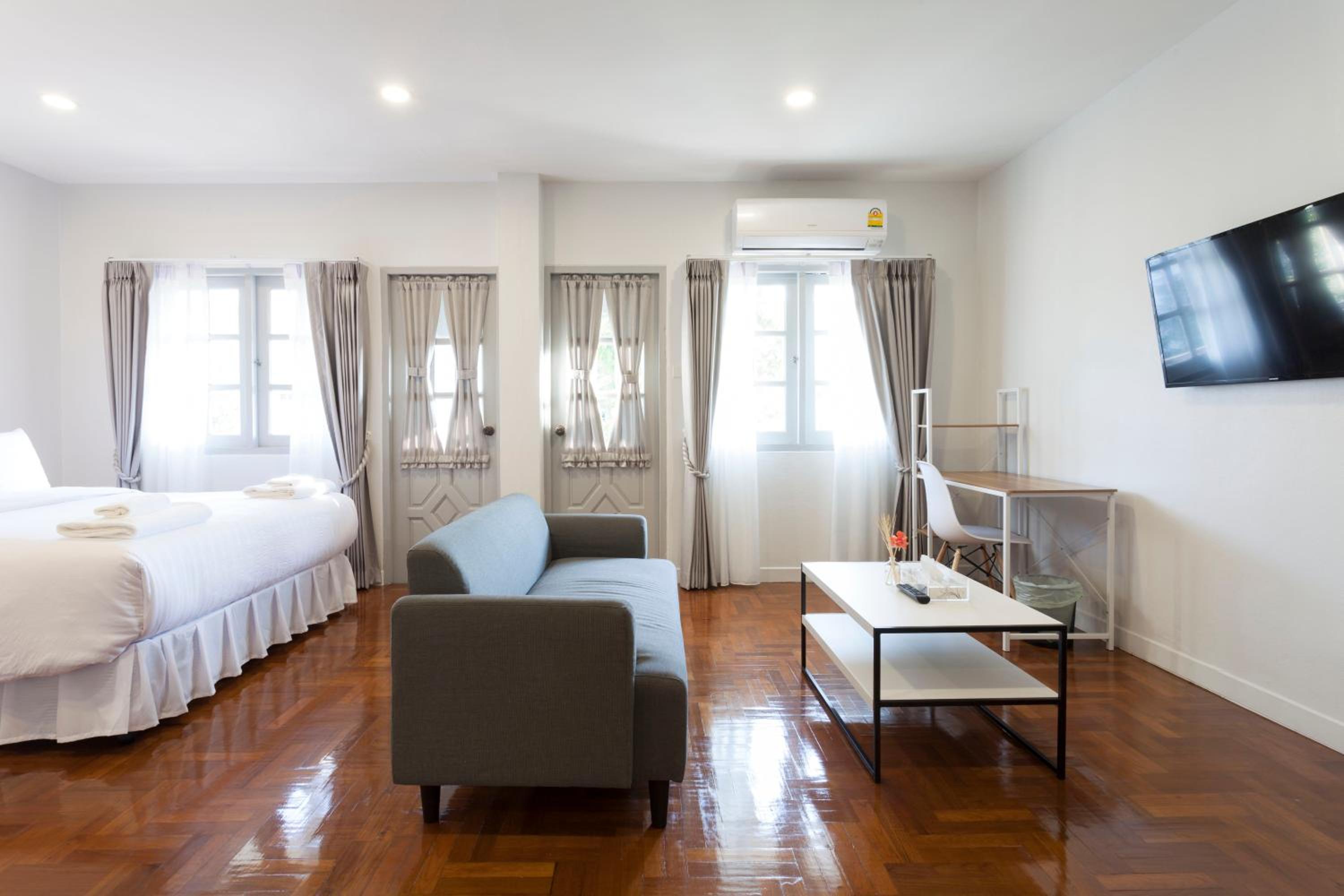 Deluxe Double Room with Bath - Photo 3