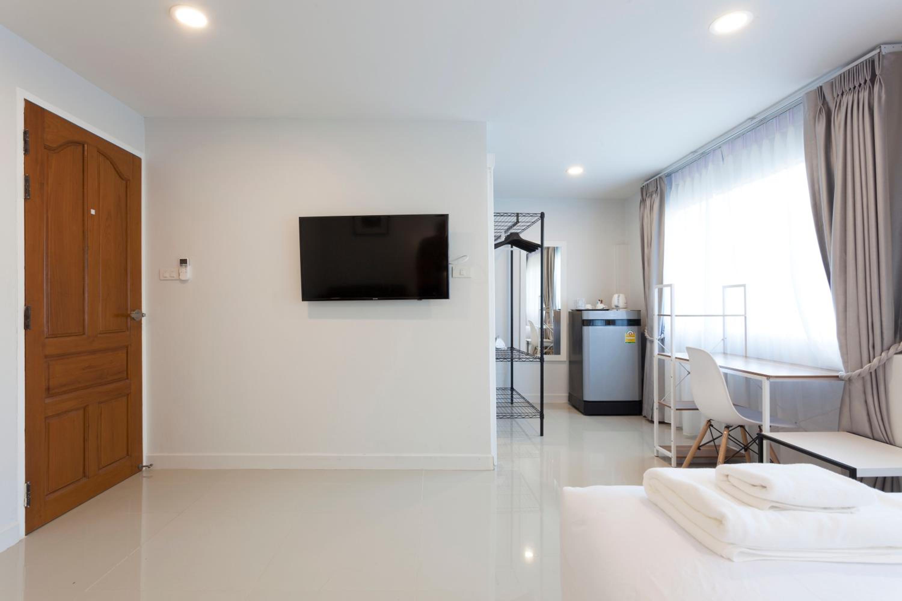 Standard Queen Room - Photo 8