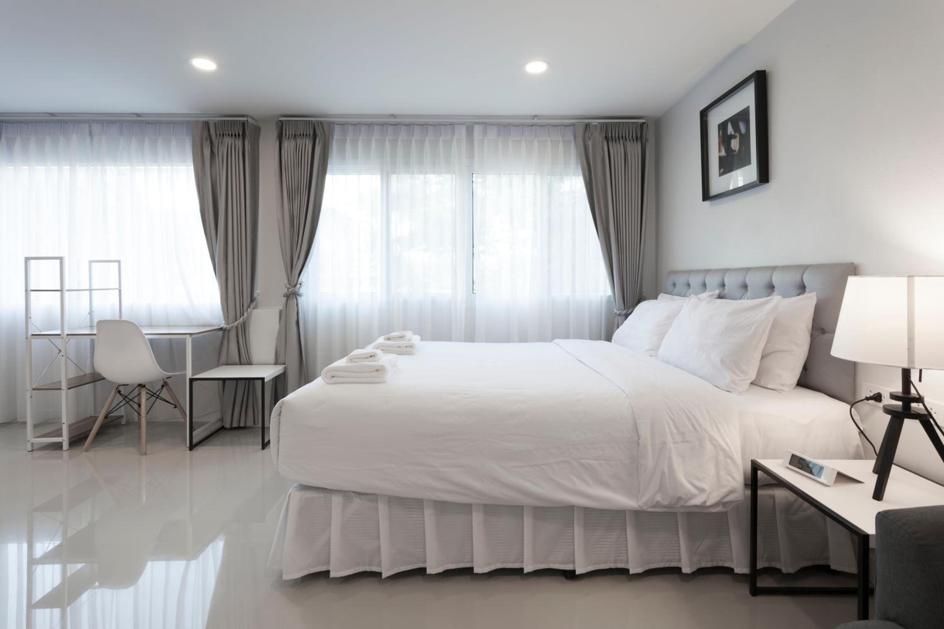 Standard Queen Room - Photo 7
