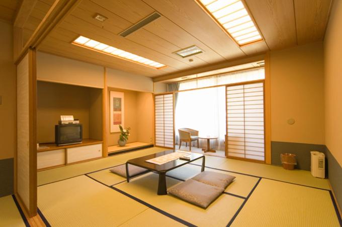 Japanese-Style Family Room photo 3