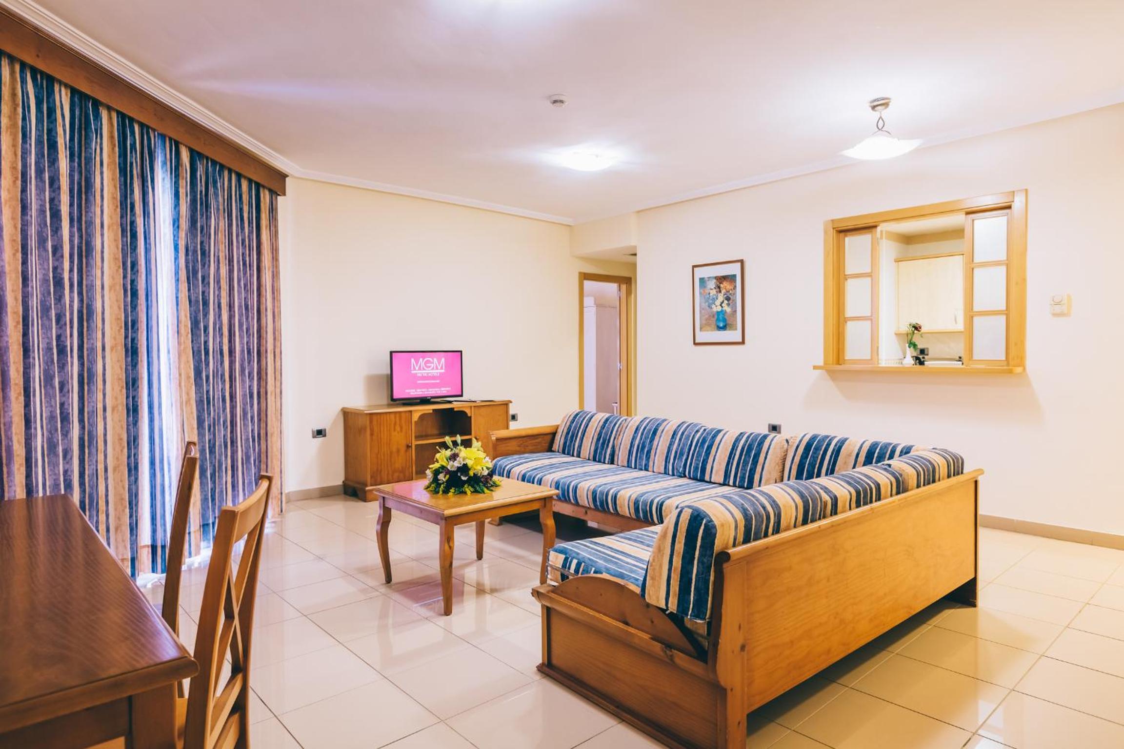 Family Room With Pool Or Sea View (4 Adults)