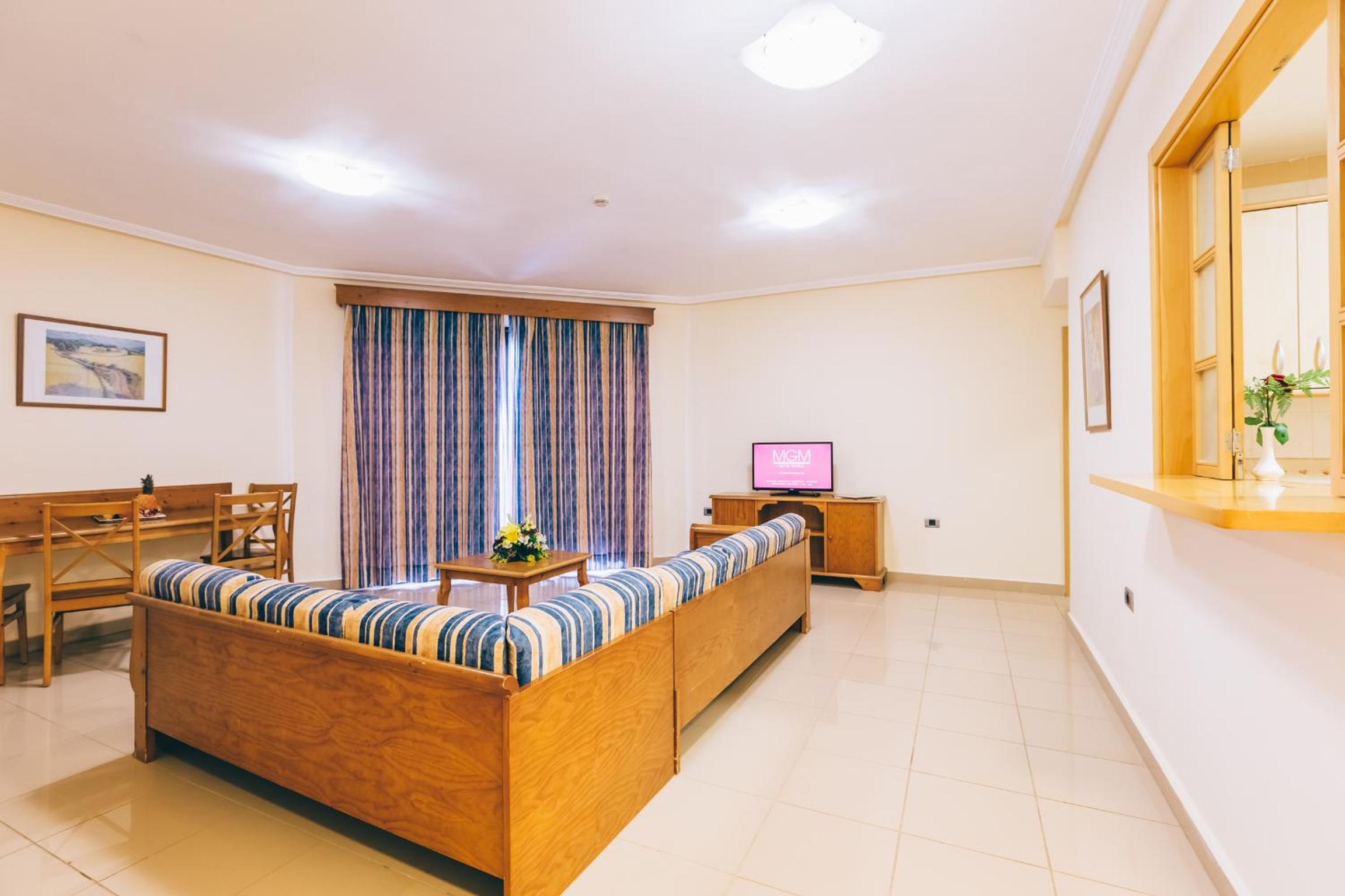 Family Room with Pool or Sea View (6 Adults)