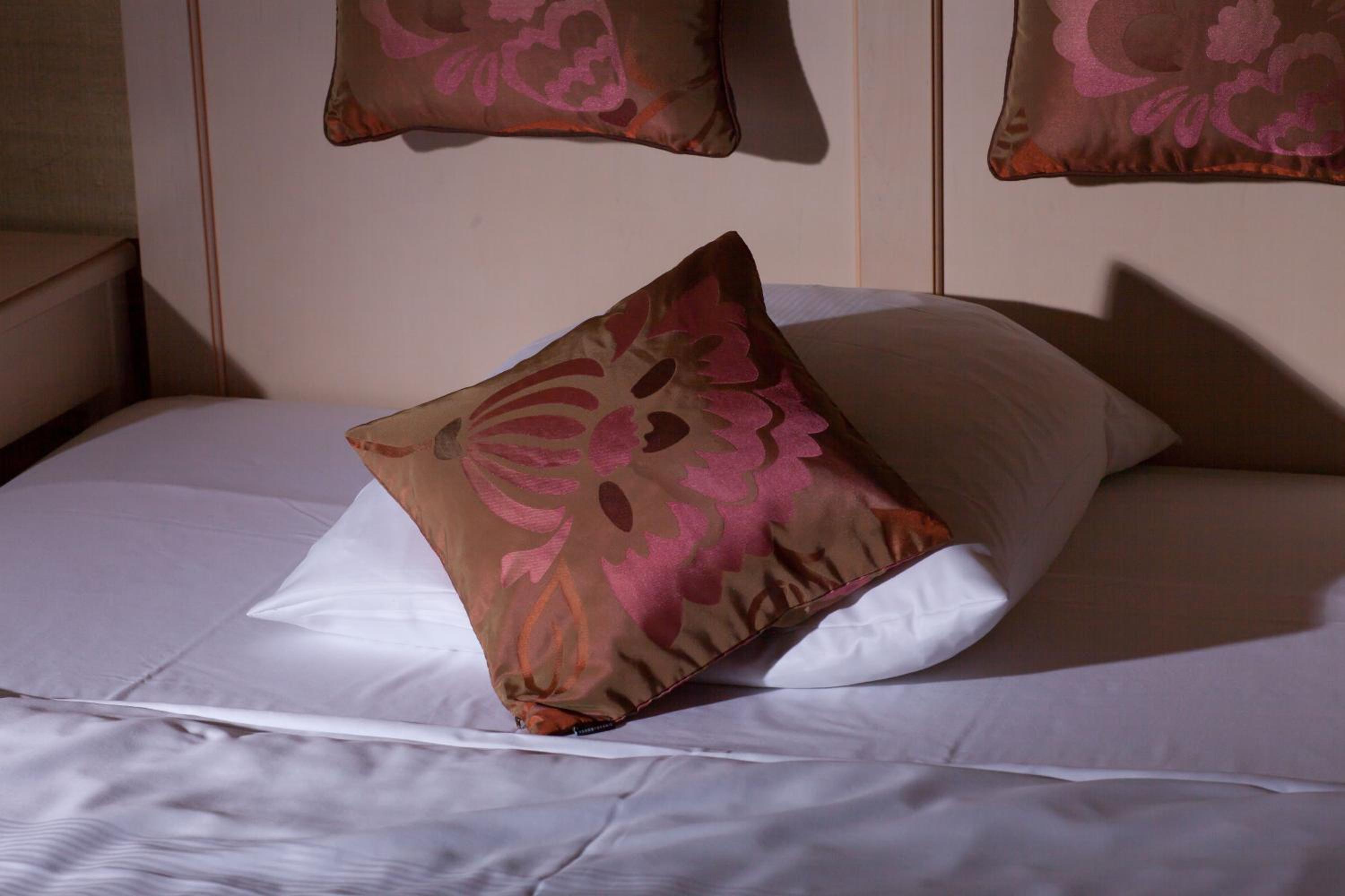 Queen Room photo 1