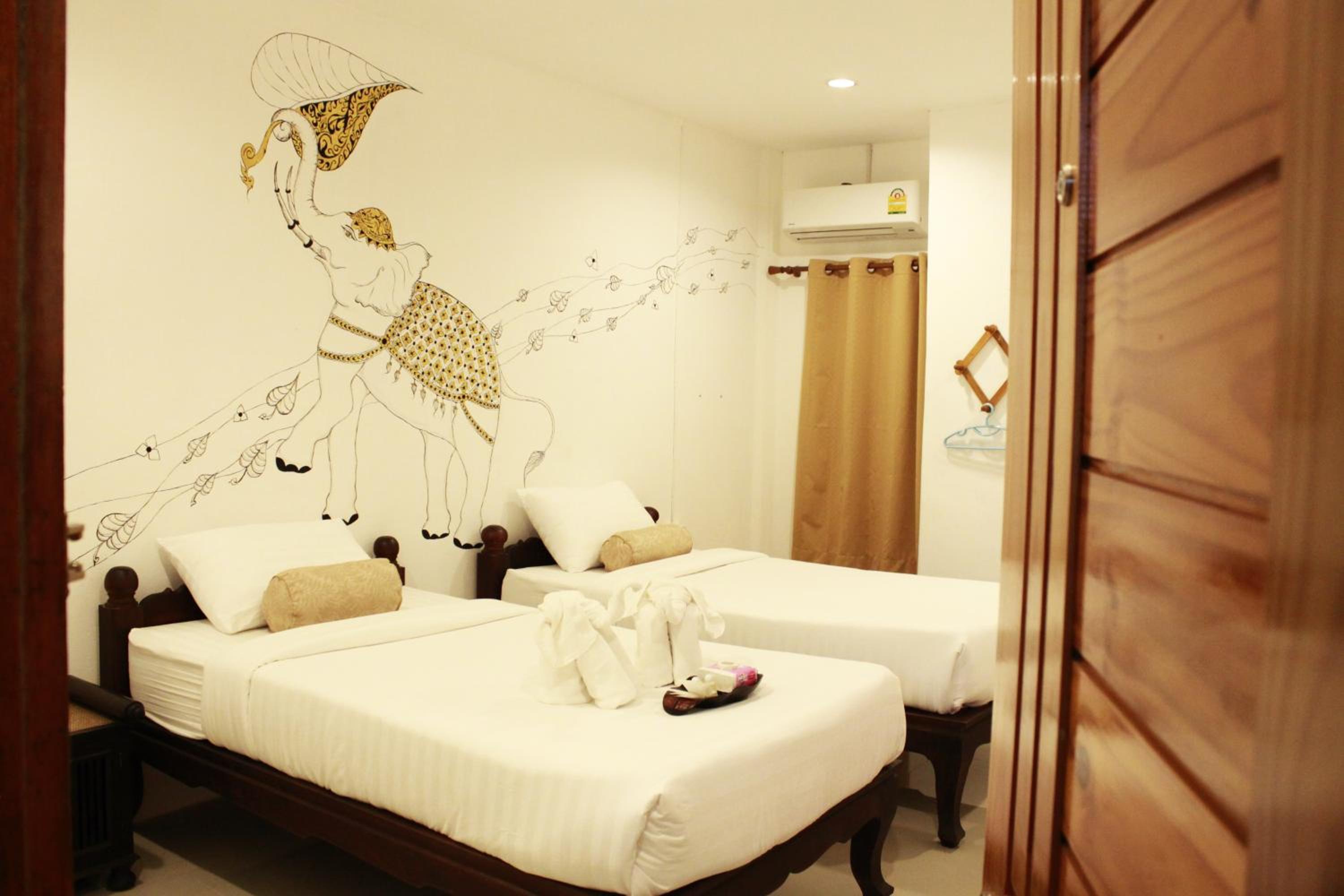 Standard Twin Room - Photo 4