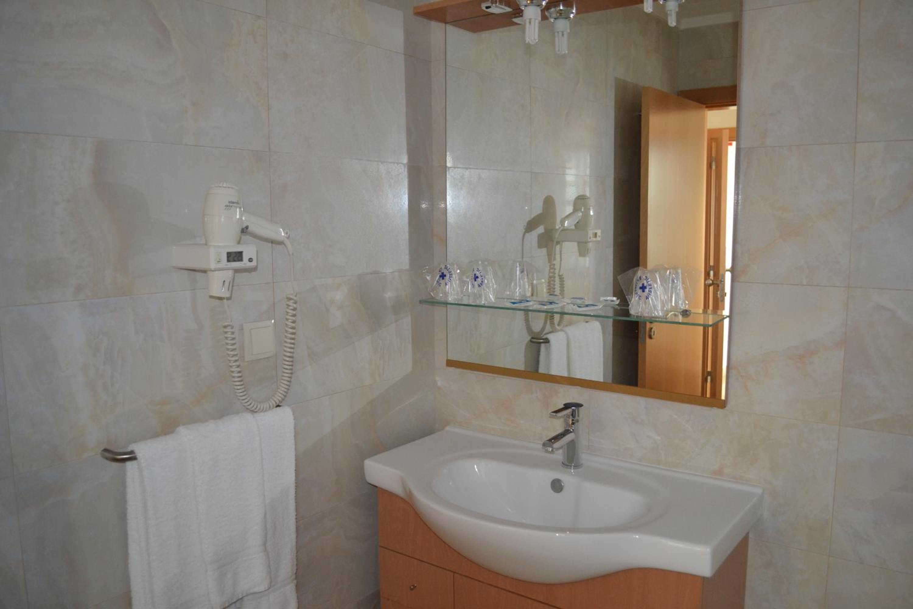 Bed in 6-Bed Mixed Dormitory Room with Private Toilet photo 2