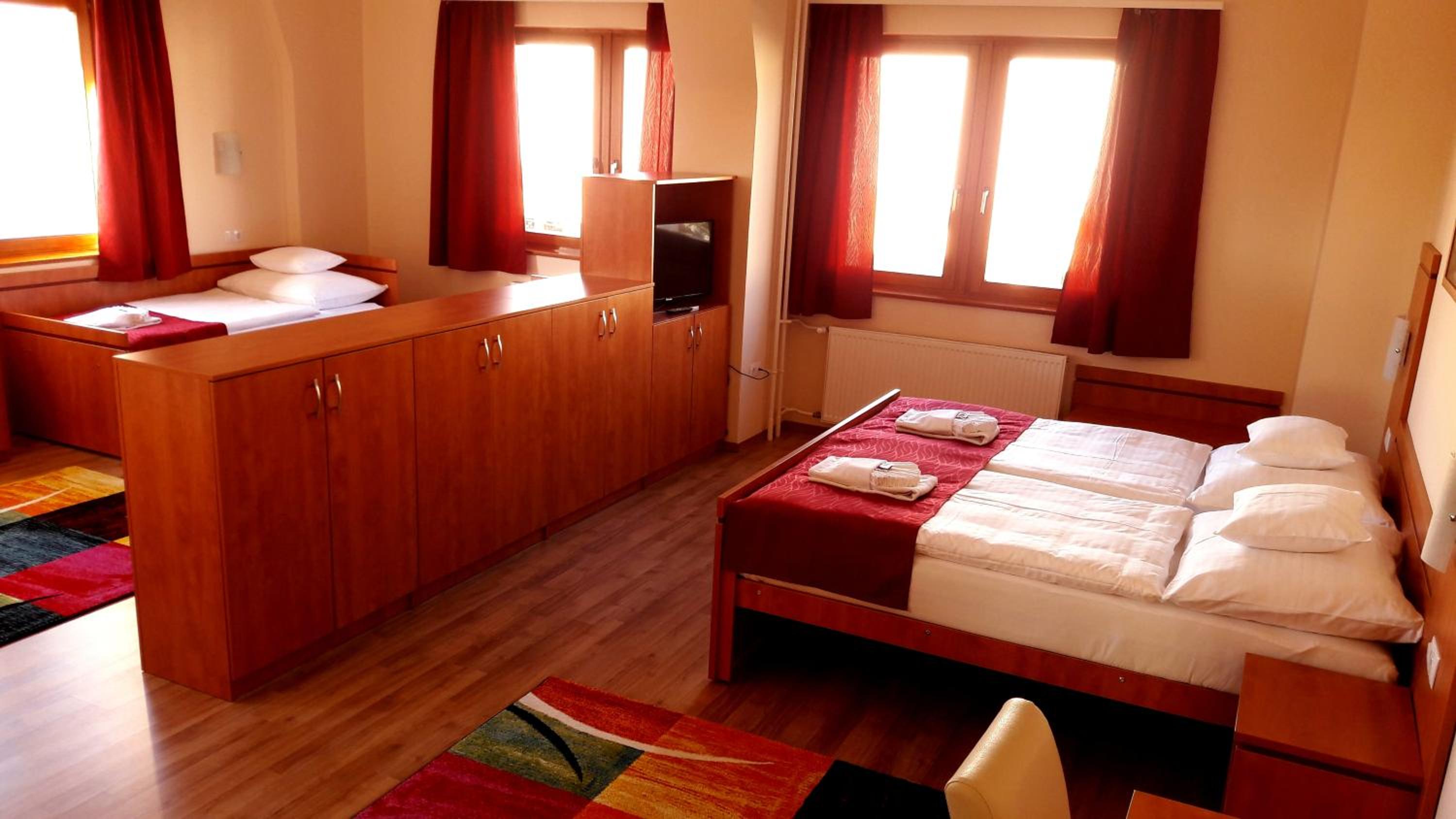Quintuple Room