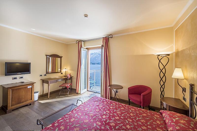 Double or Twin Room with Lake View - Photo 2