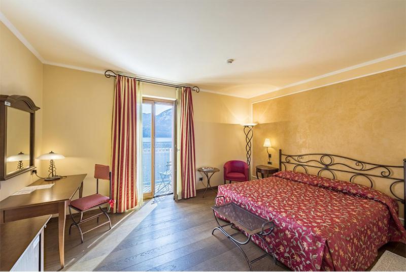 Double or Twin Room with Lake View - Photo 1