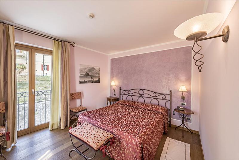 Double or Twin Room with Partial Lake View photo 2