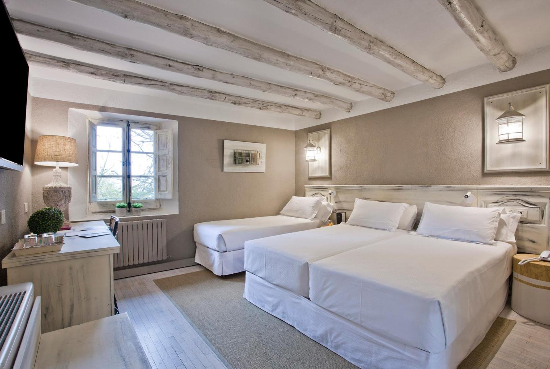 Standard Double Room with Extra Bed - Photo 3