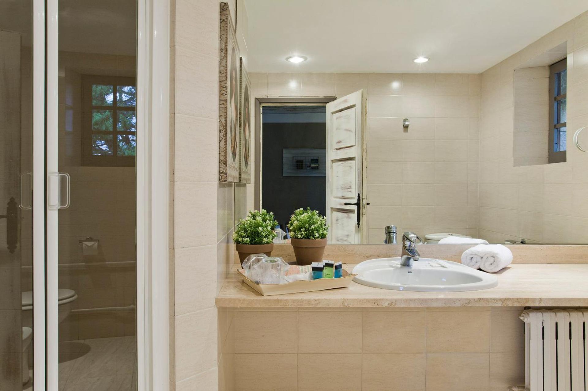 Standard Suite - Photo 7