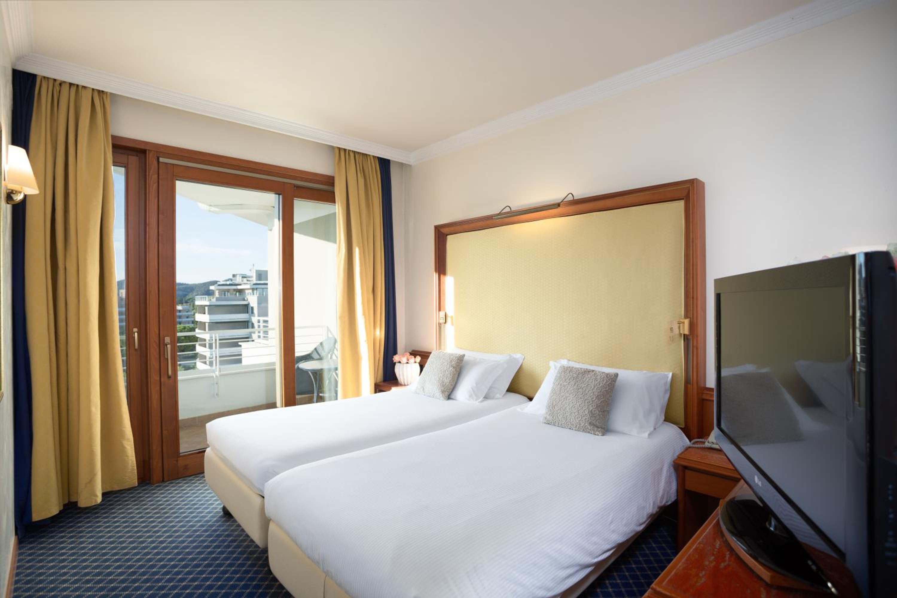 Junior Suite with Balcony and Pool Access (2 Adults) - Photo 6
