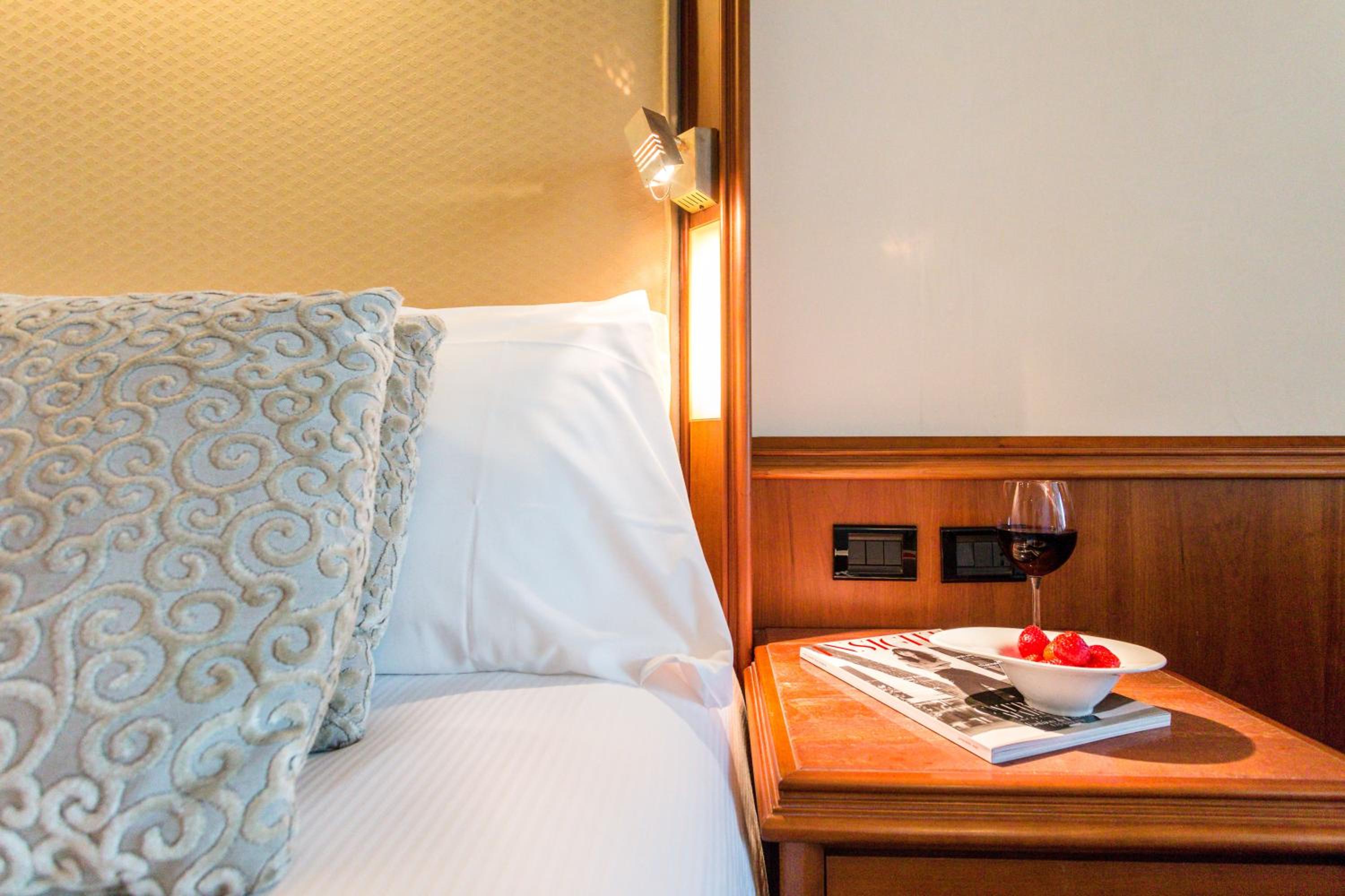 Standard Twin Room with Pool Access - Photo 3