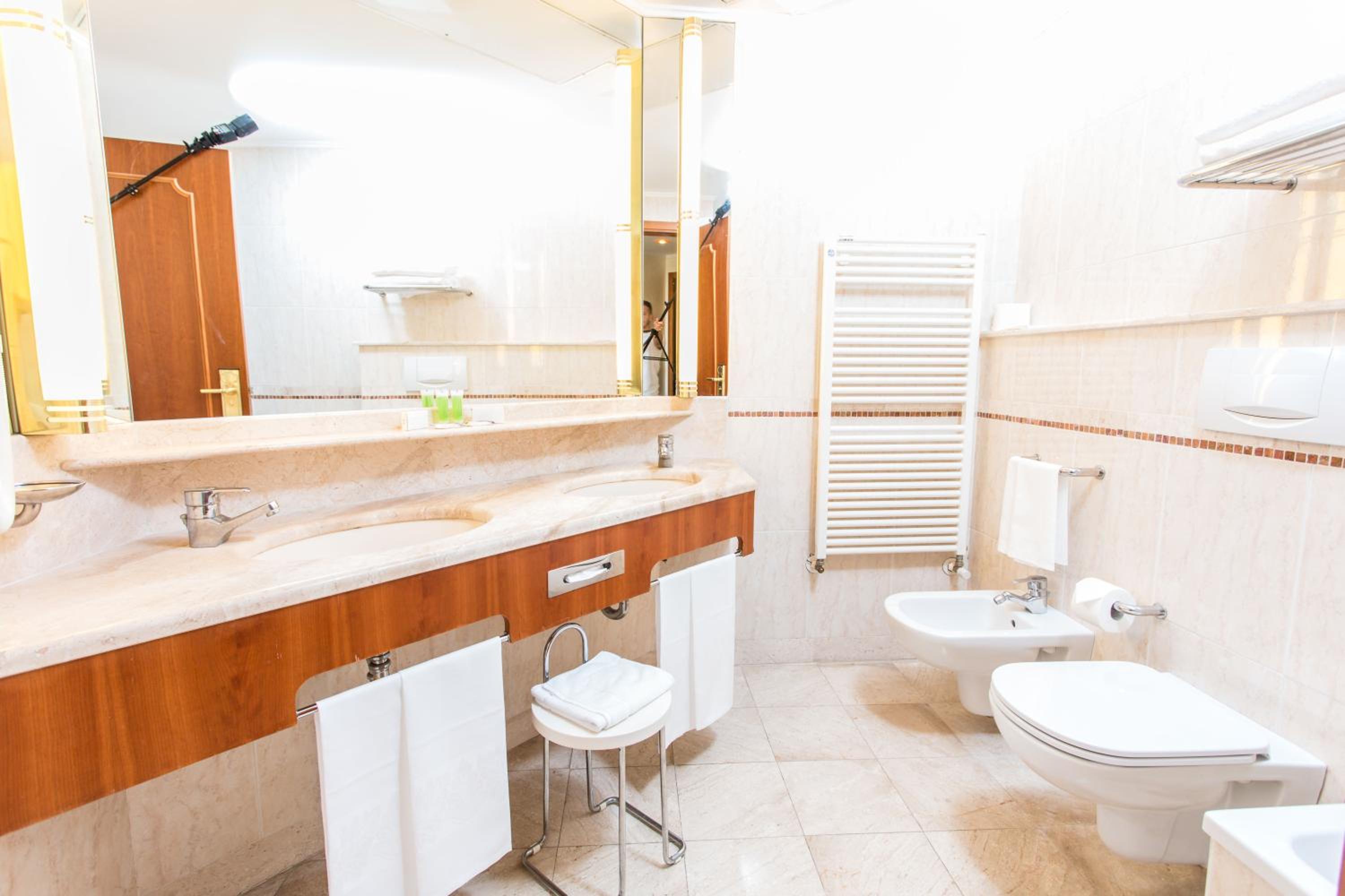 Junior Suite with Balcony and Pool Access (2 Adults) - Photo 4