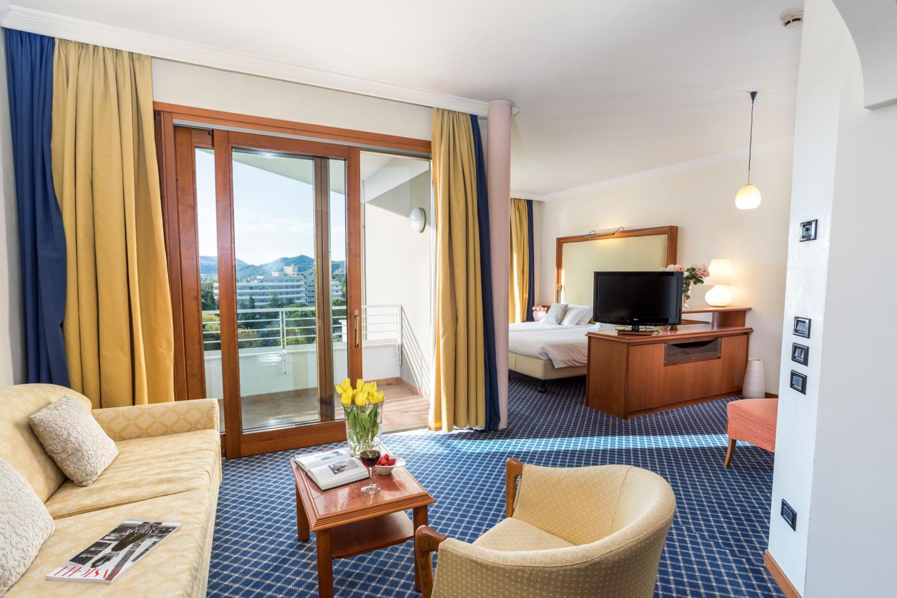 Junior Suite with Balcony and Pool Access (2 Adults) - Photo 7
