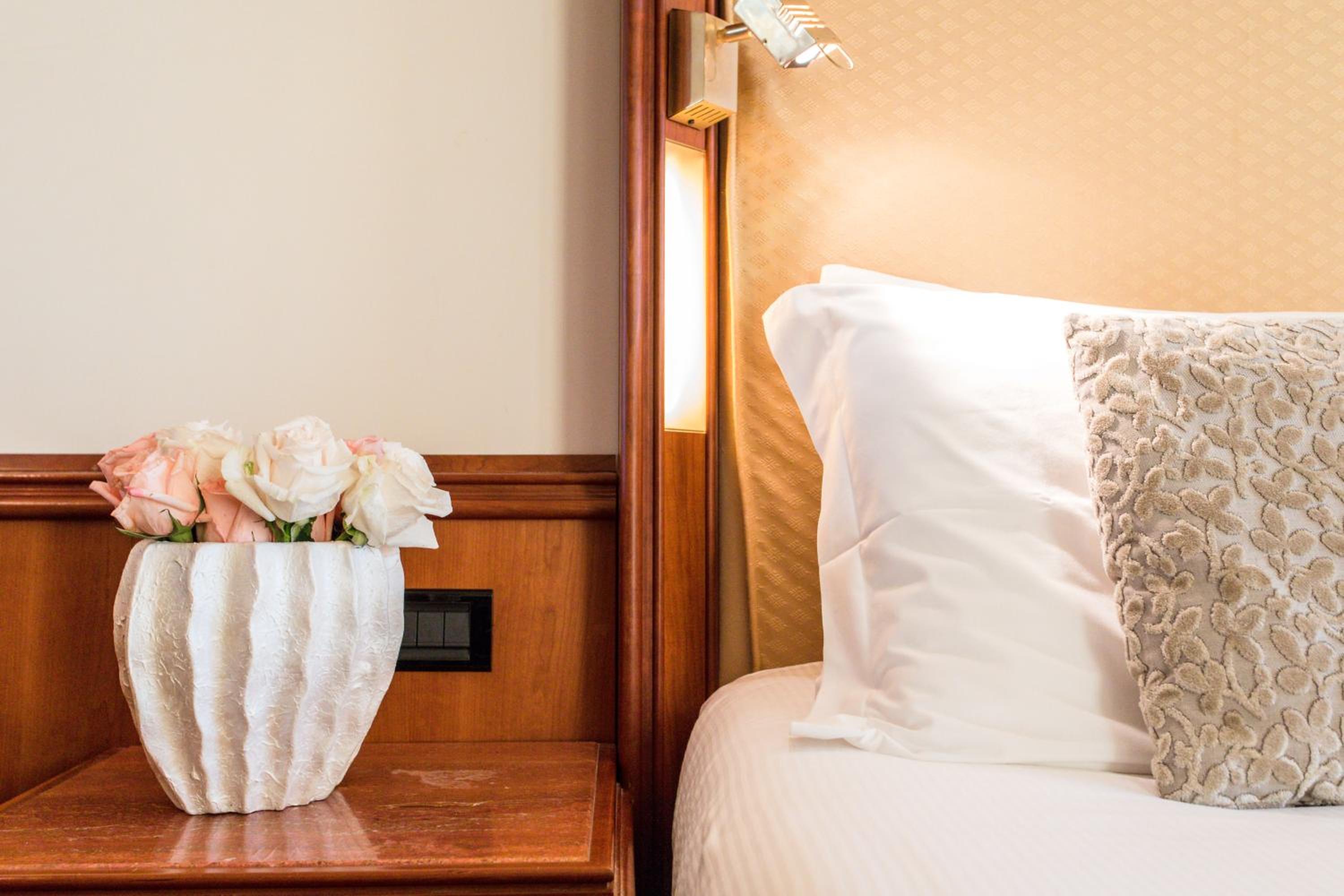 Superior Twin Room with Balcony - Photo 4