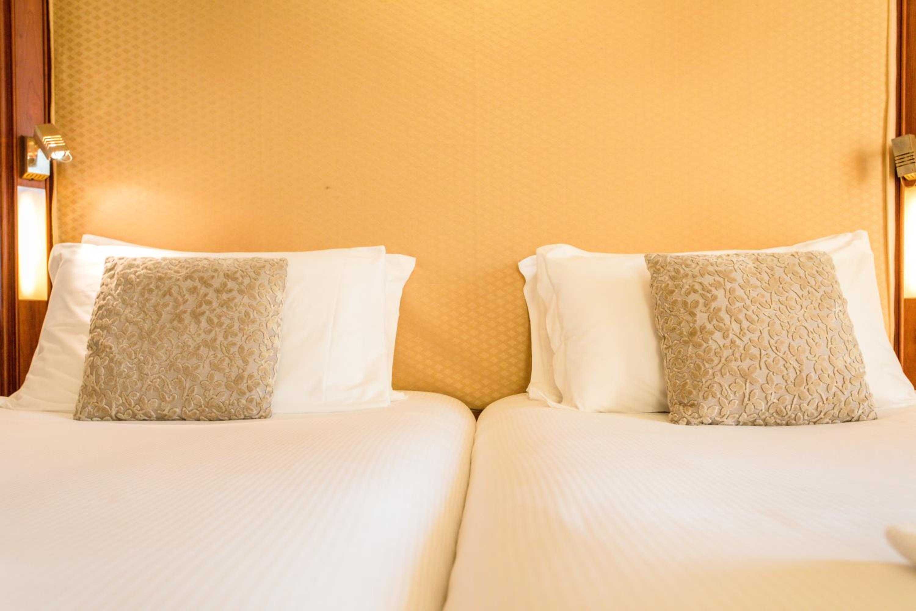 Superior Twin Room with Balcony - Photo 3