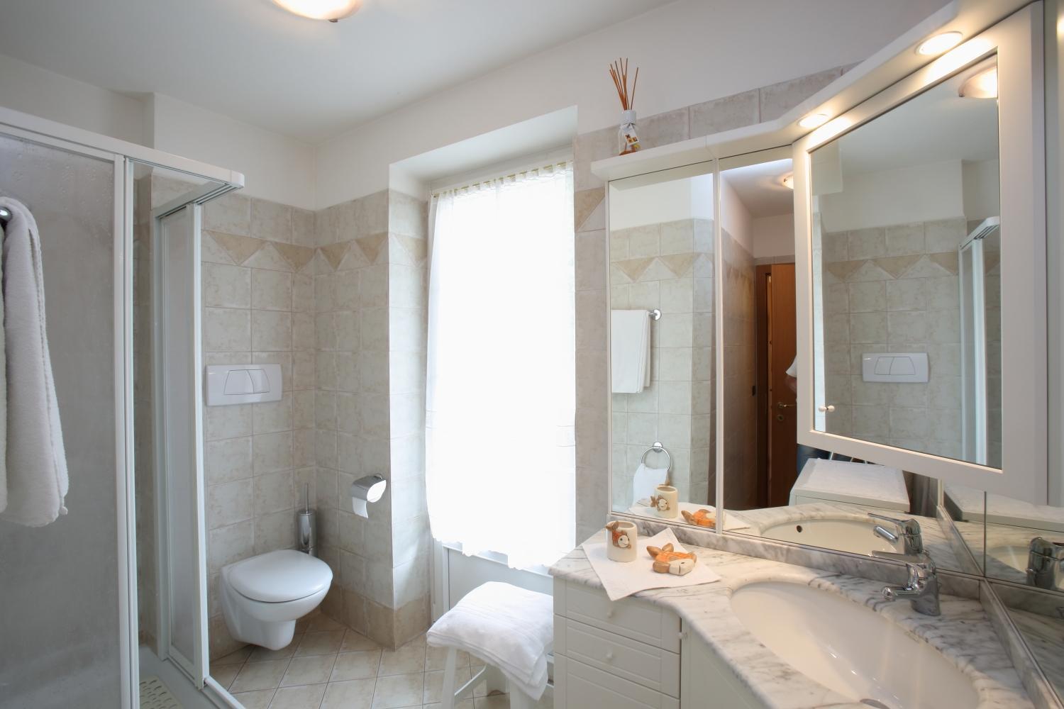 Two-Bedroom Apartment with Lake View photo 2