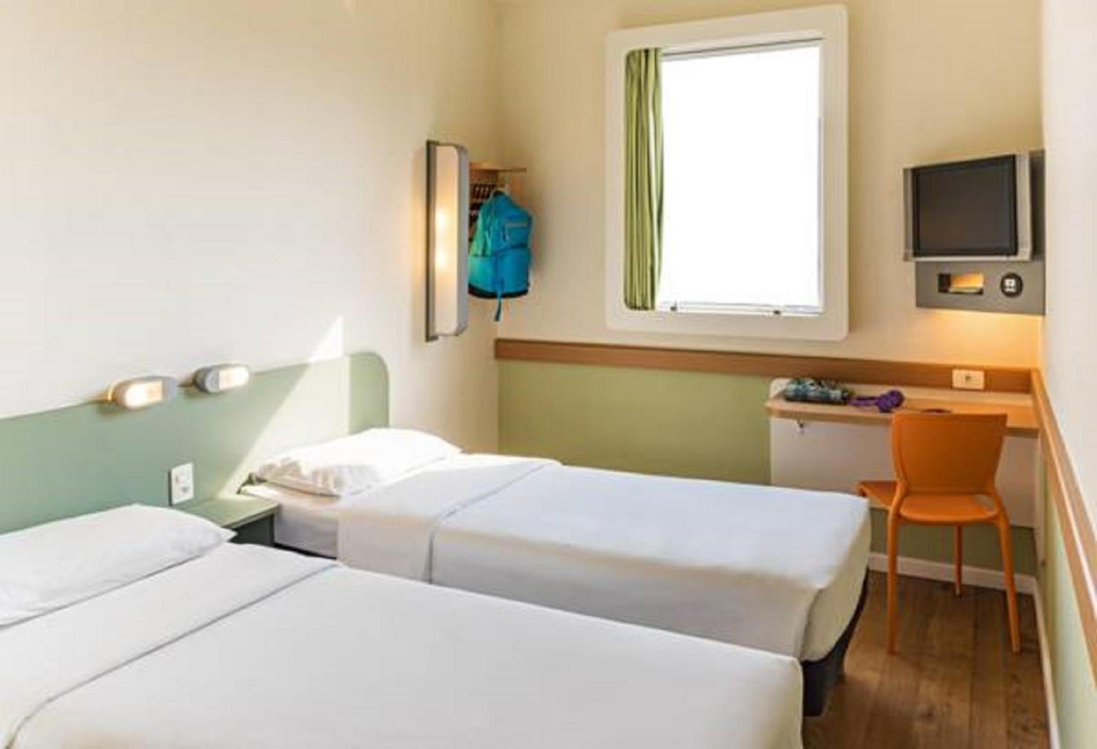 Standard Room with 2 Single Beds photo 3