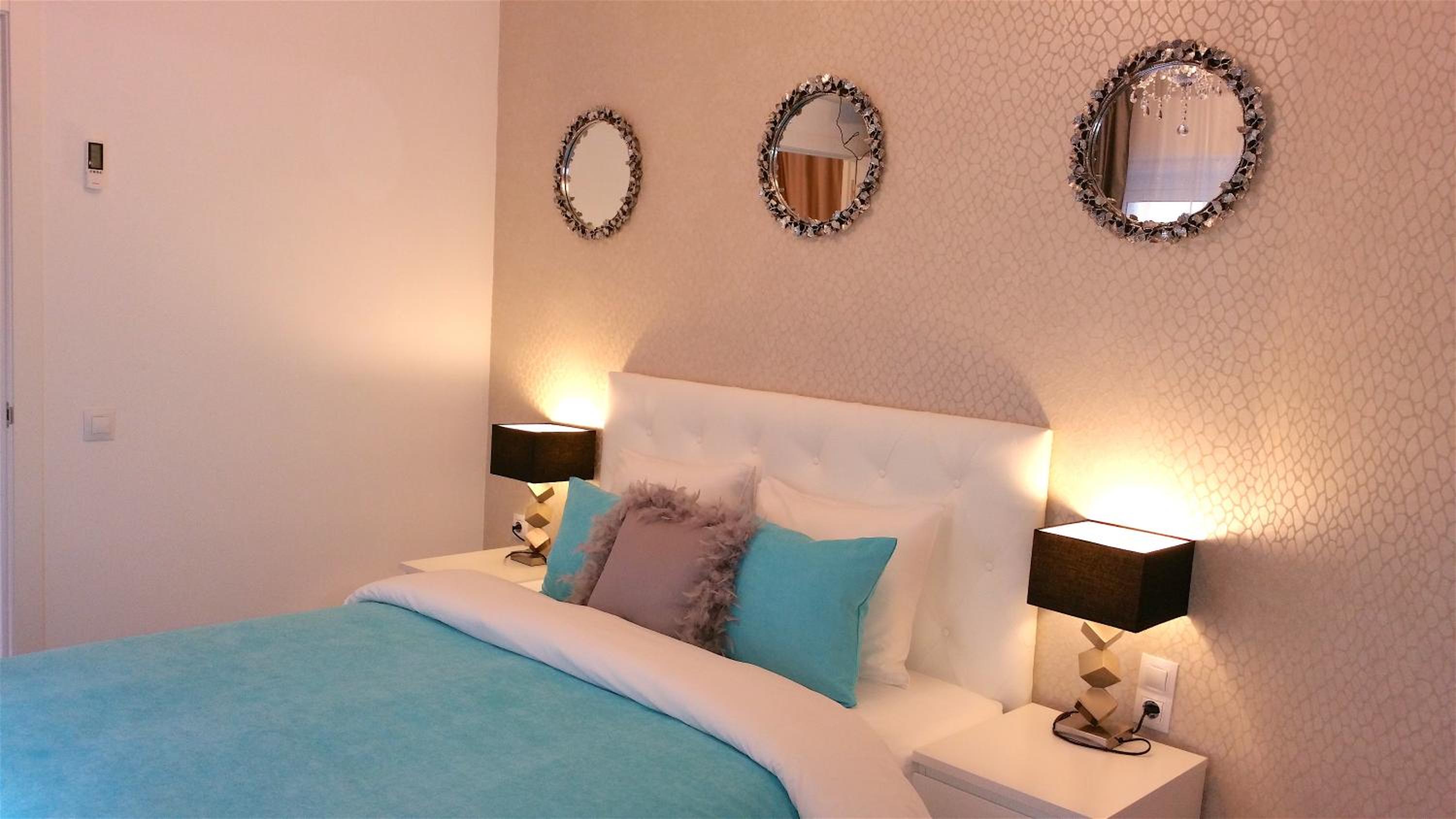 Apartamento de lujo de una habitación con balcón.