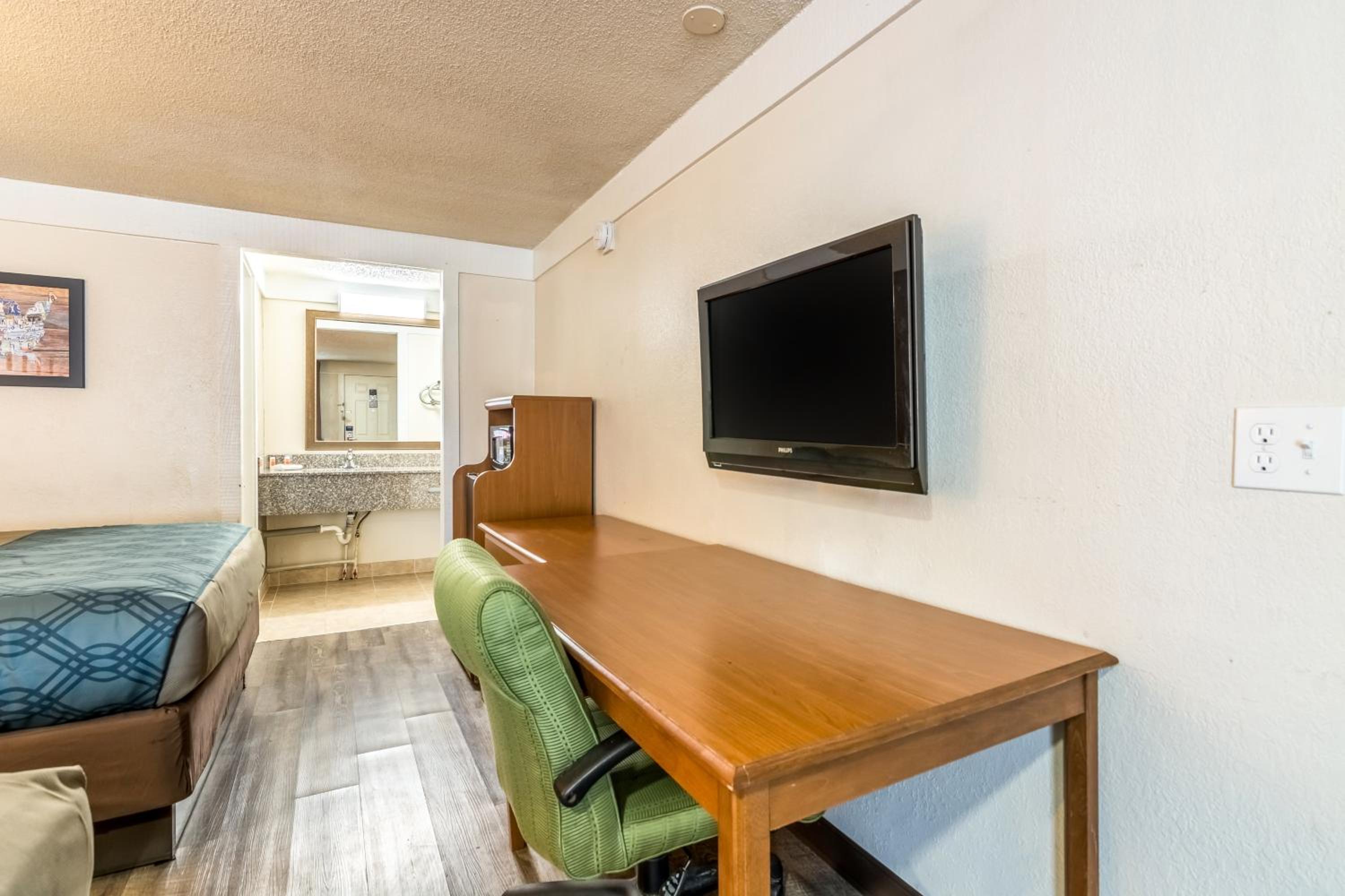 Double Room with Two Double Beds - Smoking - Photo 1