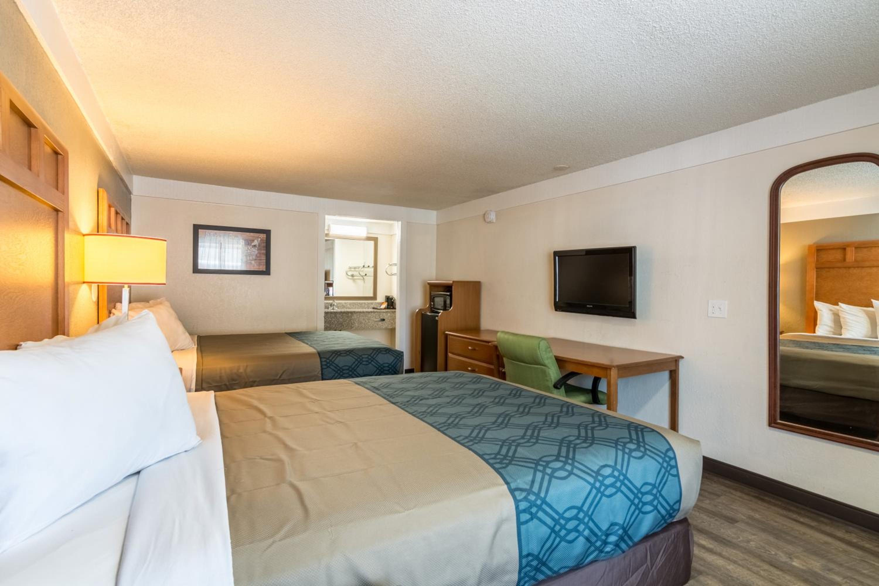 Double Room with Two Double Beds - Smoking - Photo 3