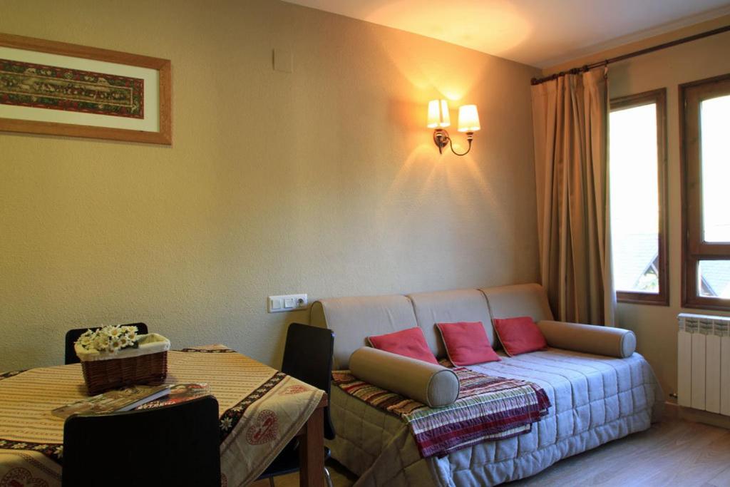 Two-Bedroom Apartment (4-6 Adults) photo 2
