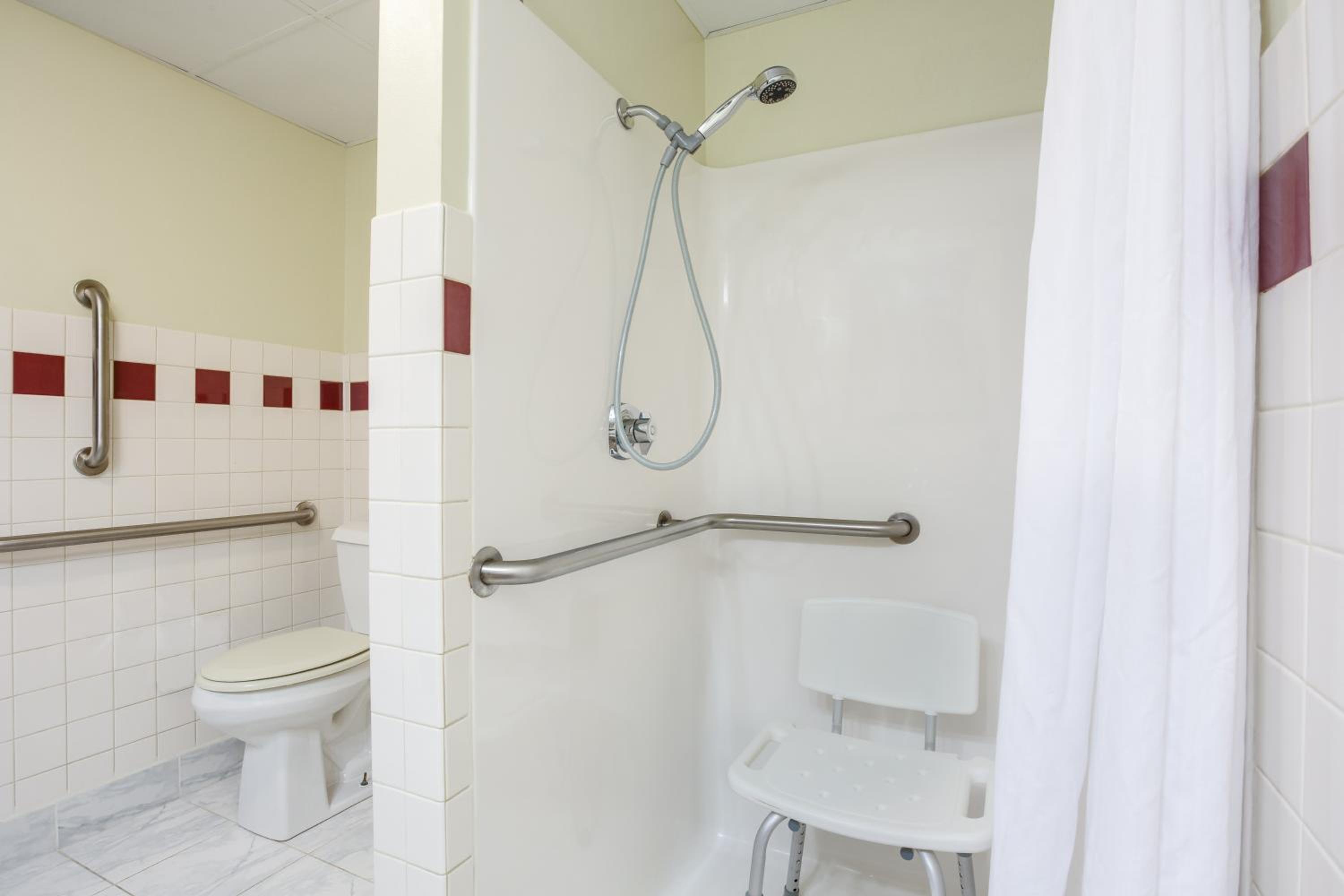 Queen Room - Mobility Access/Non-Smoking - Photo 5