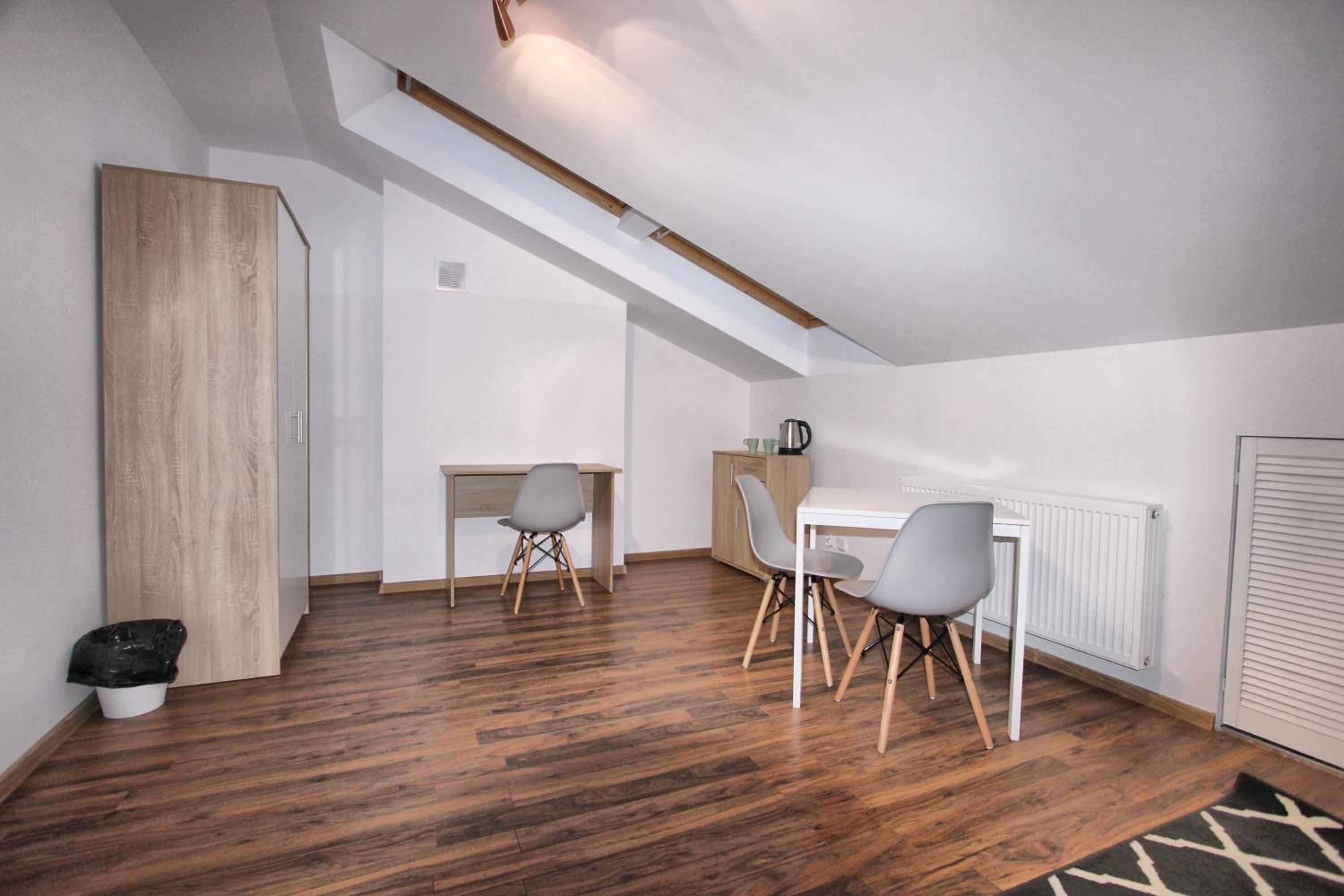 Large Double Room - Photo 1