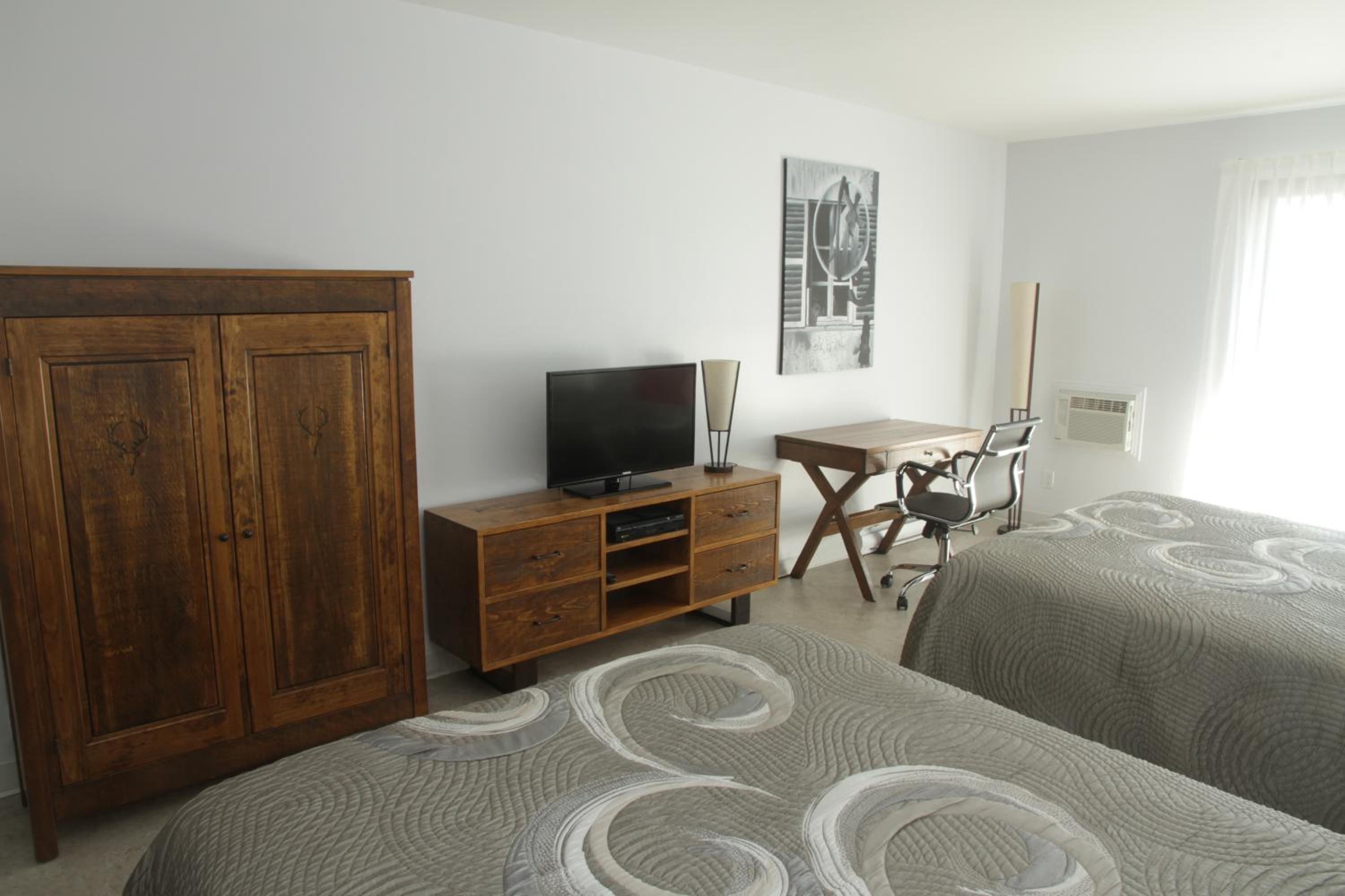 Classic Queen Room with Two Queen Beds photo 3