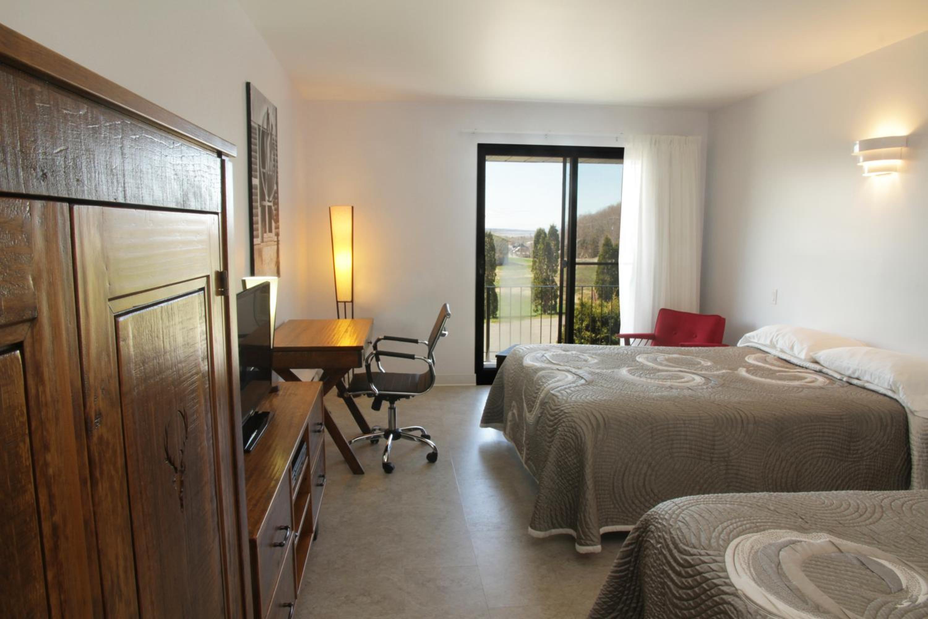 Classic Queen Room with Two Queen Beds photo 2