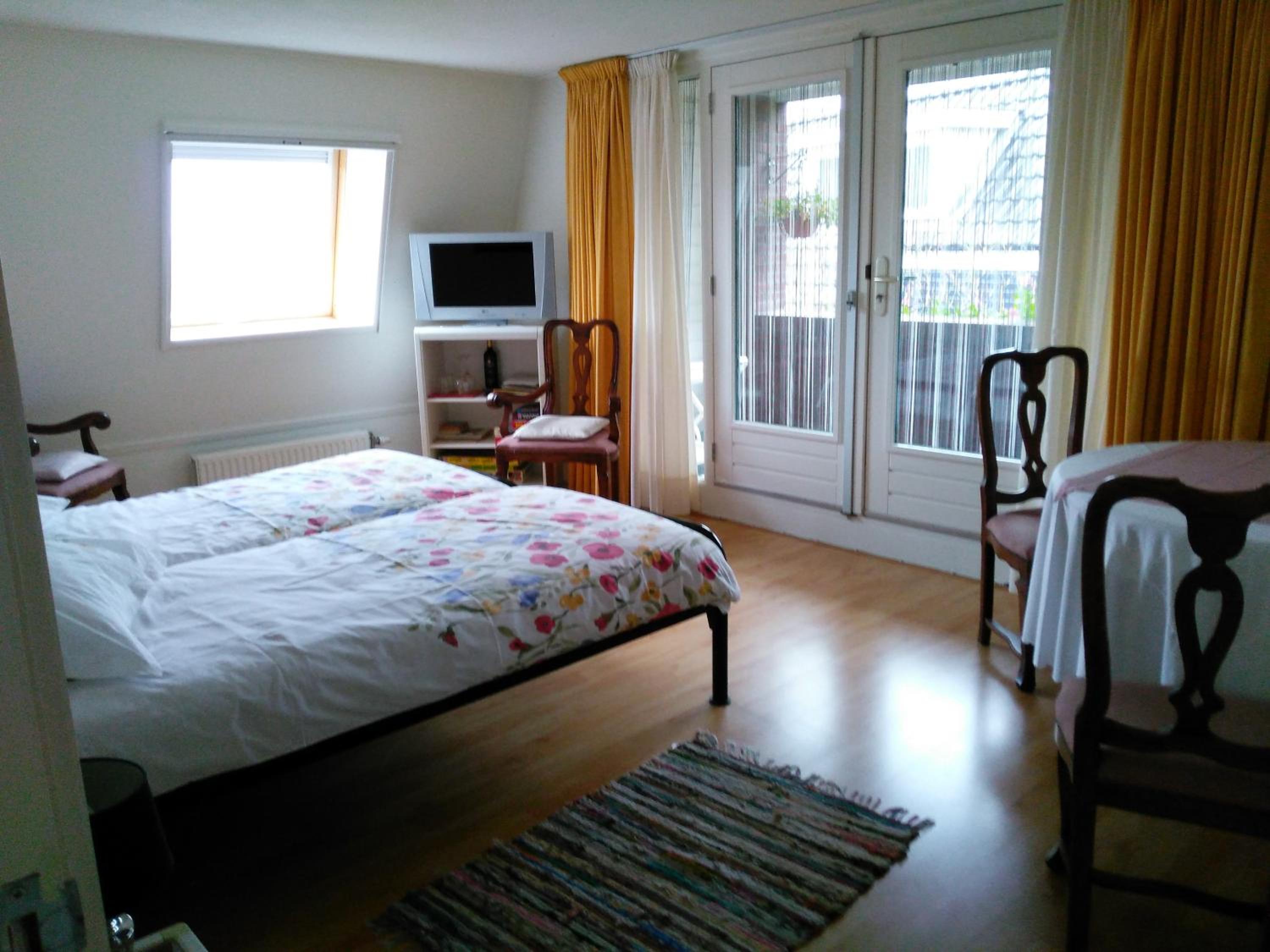 Large Twin Room - Photo 6