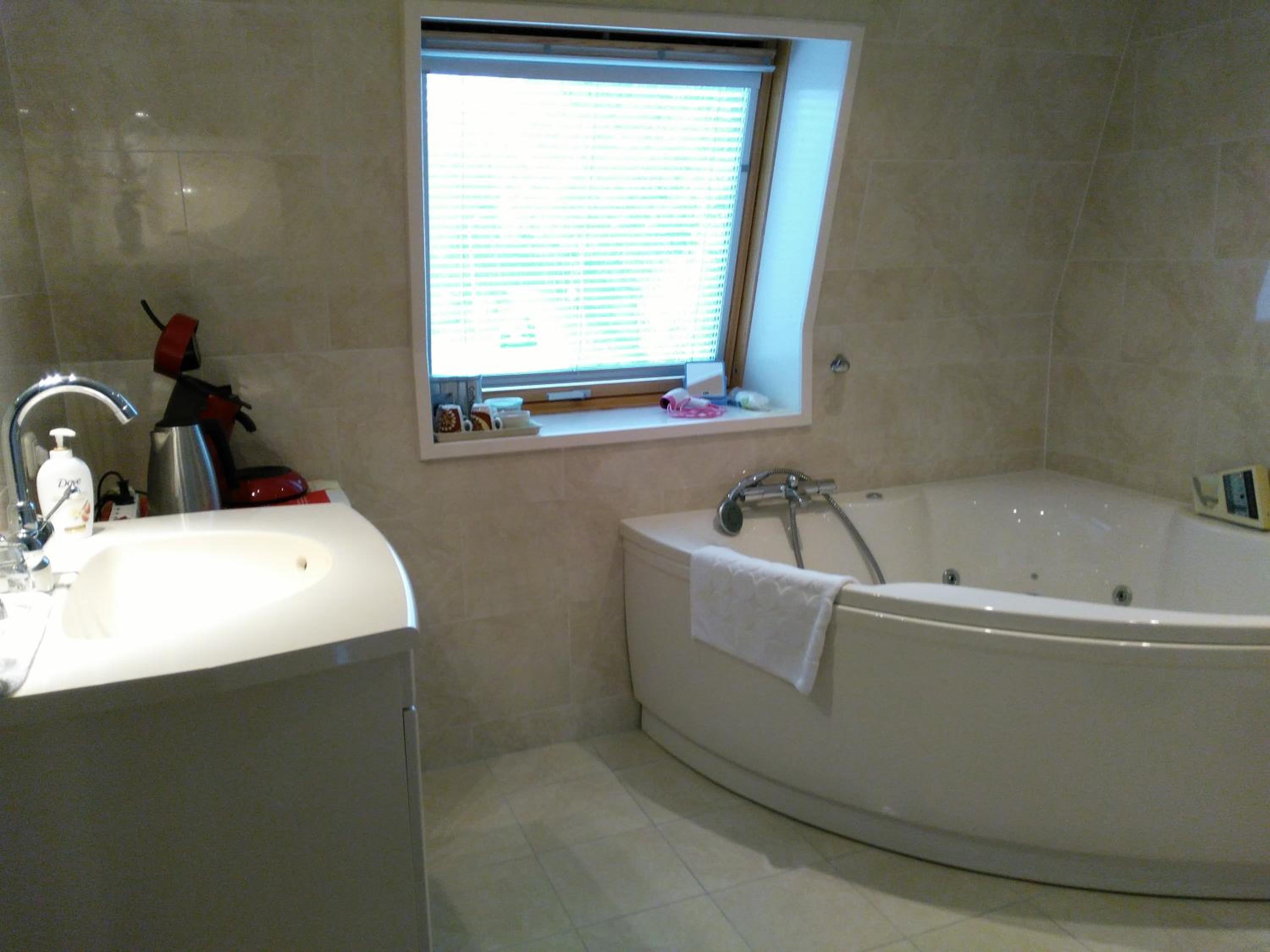 Large Twin Room - Photo 5