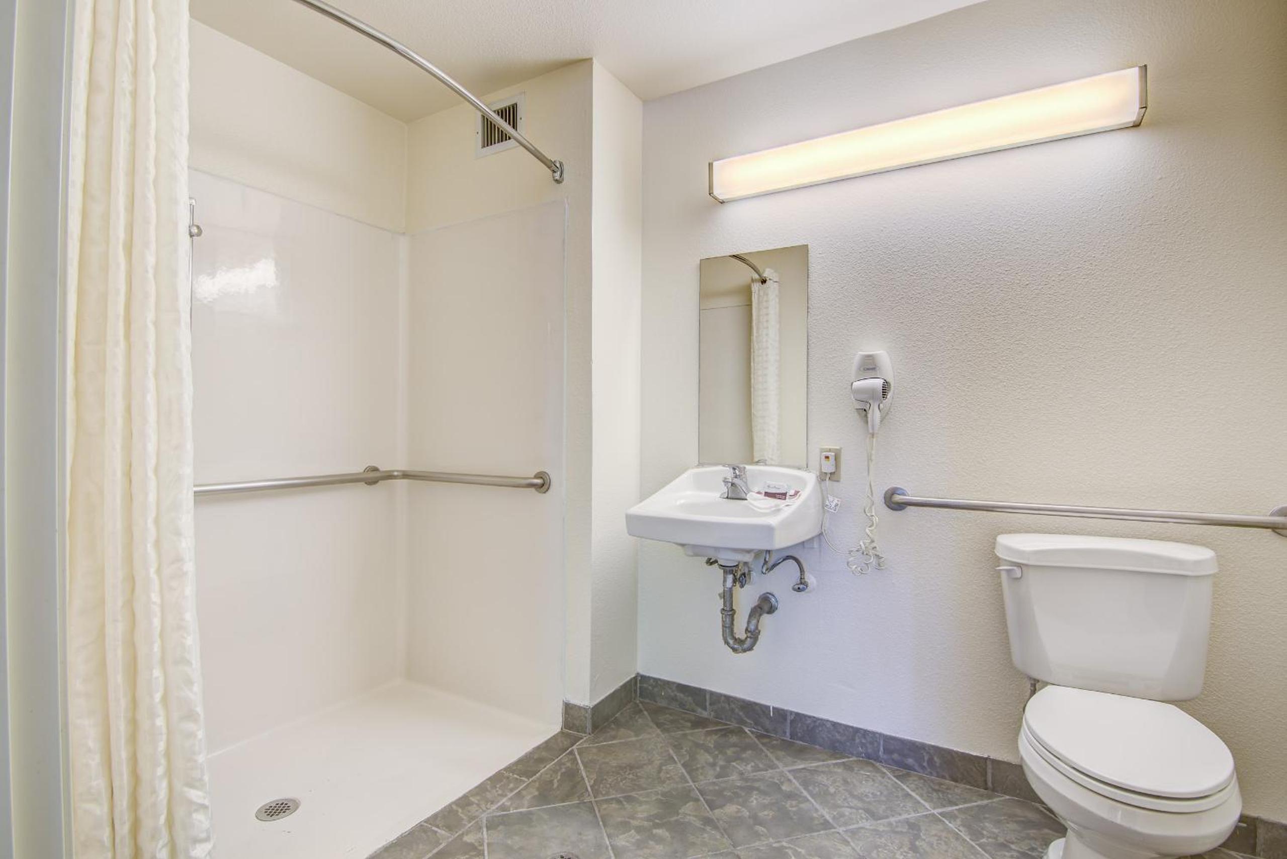 King Room with Roll-in Shower - Disability Access/Non-Smoking - Photo 2