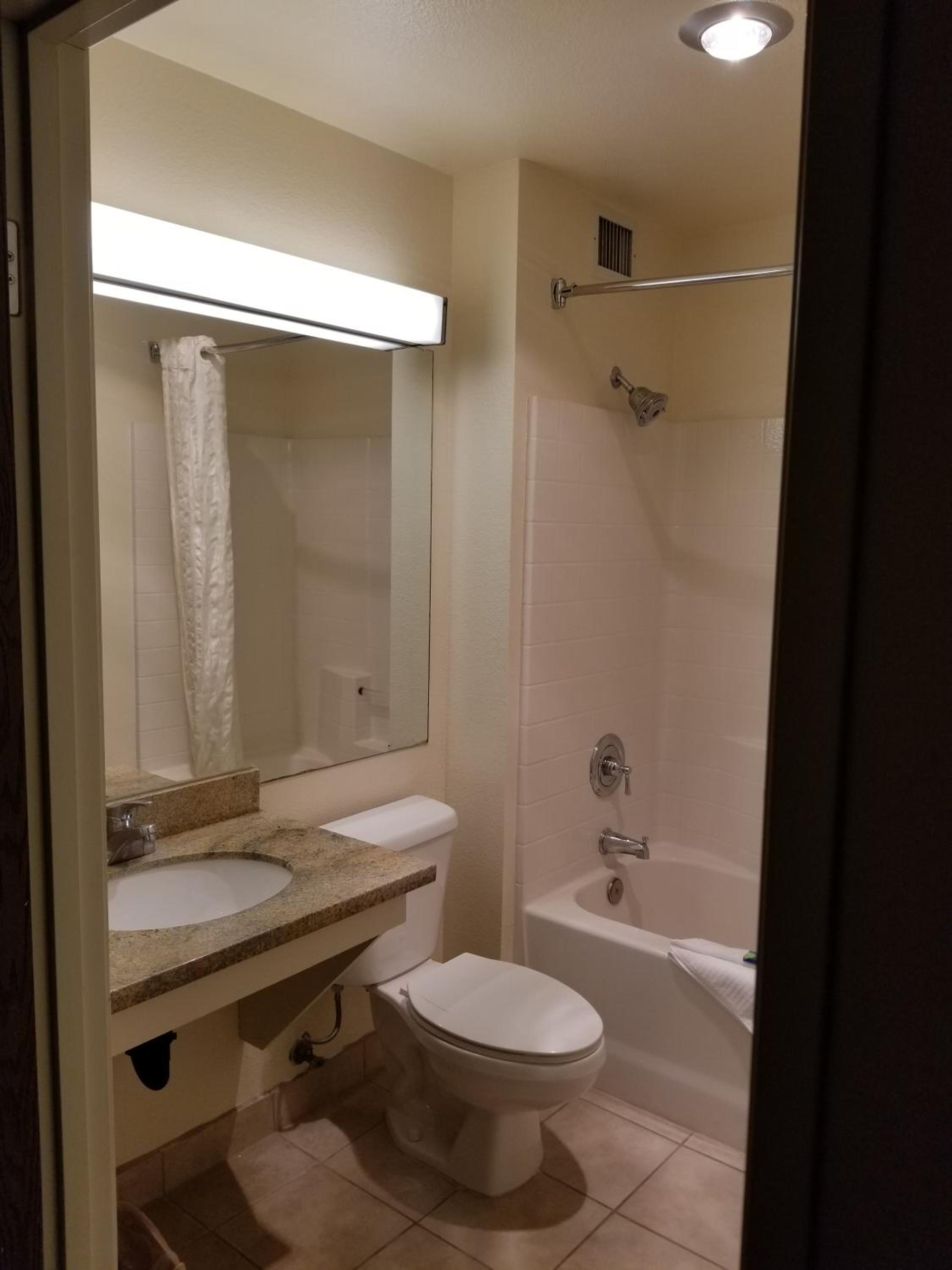 Queen Room with Two Queen Beds - Pet Friendly - Photo 9