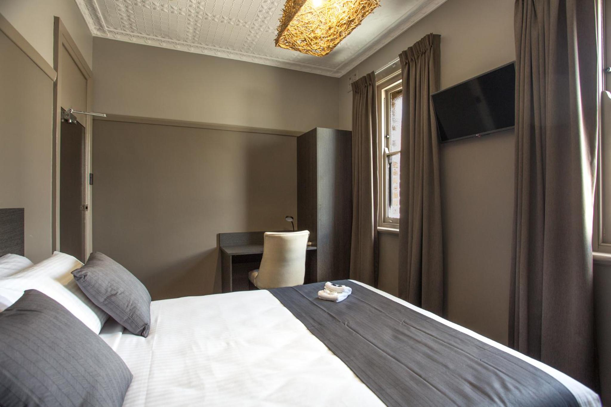 Queen Room with Shared Bathroom Comfort  photo 3