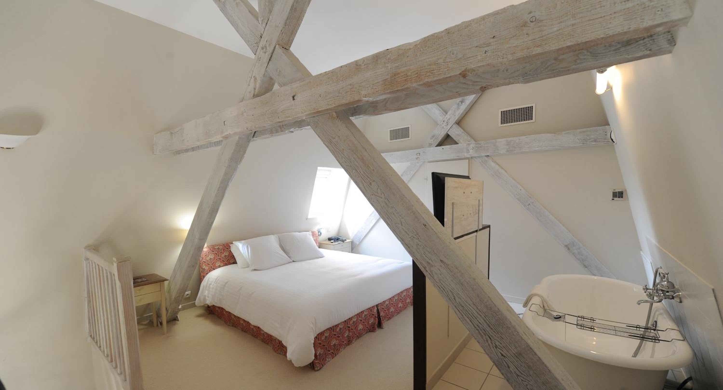 Suite with Spa Access photo 2