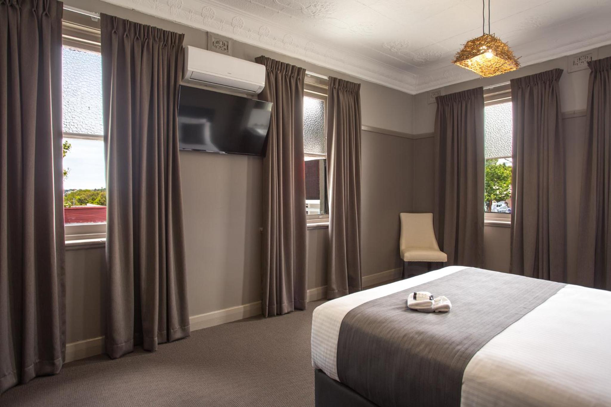 Large Queen Room with Shared Bathroom photo 2