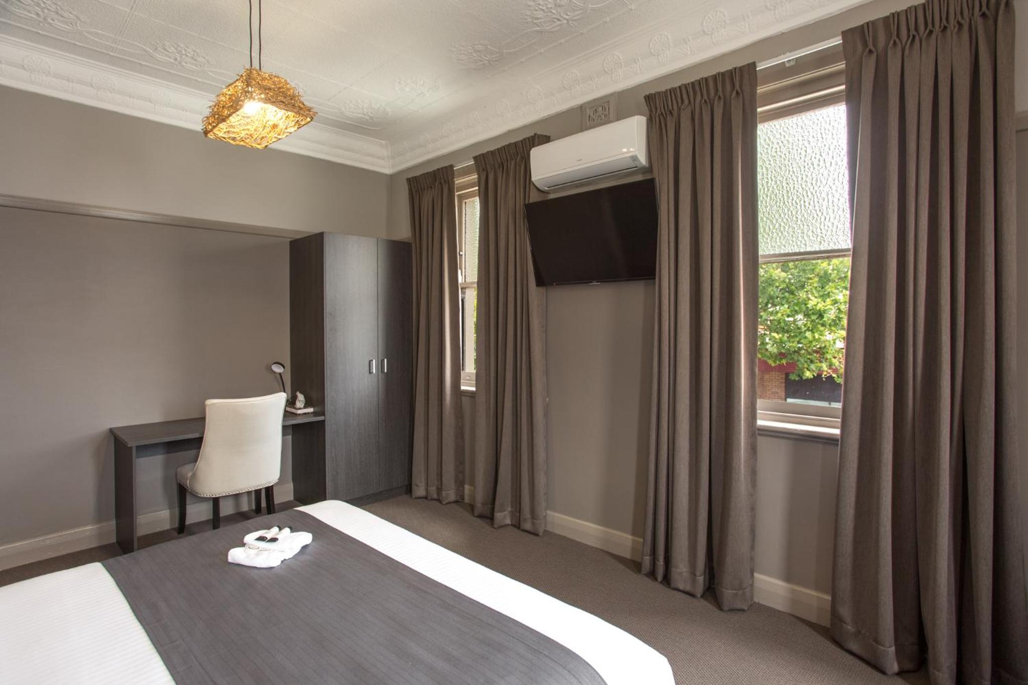 Large Queen Room with Shared Bathroom photo 3