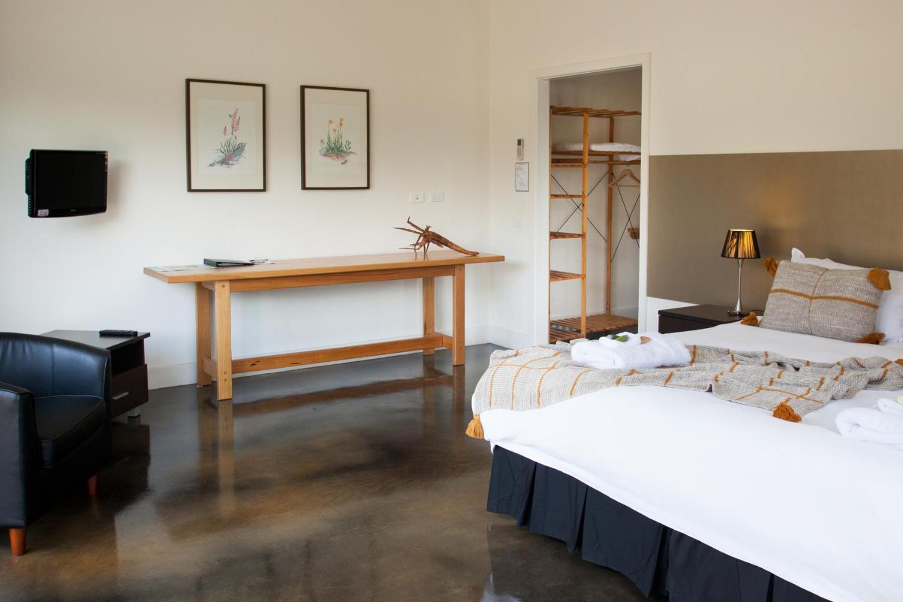 Deluxe King Suite photo 1