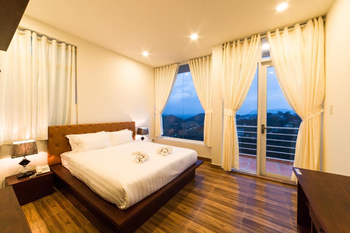 Deluxe Double Room with Balcony photo 3