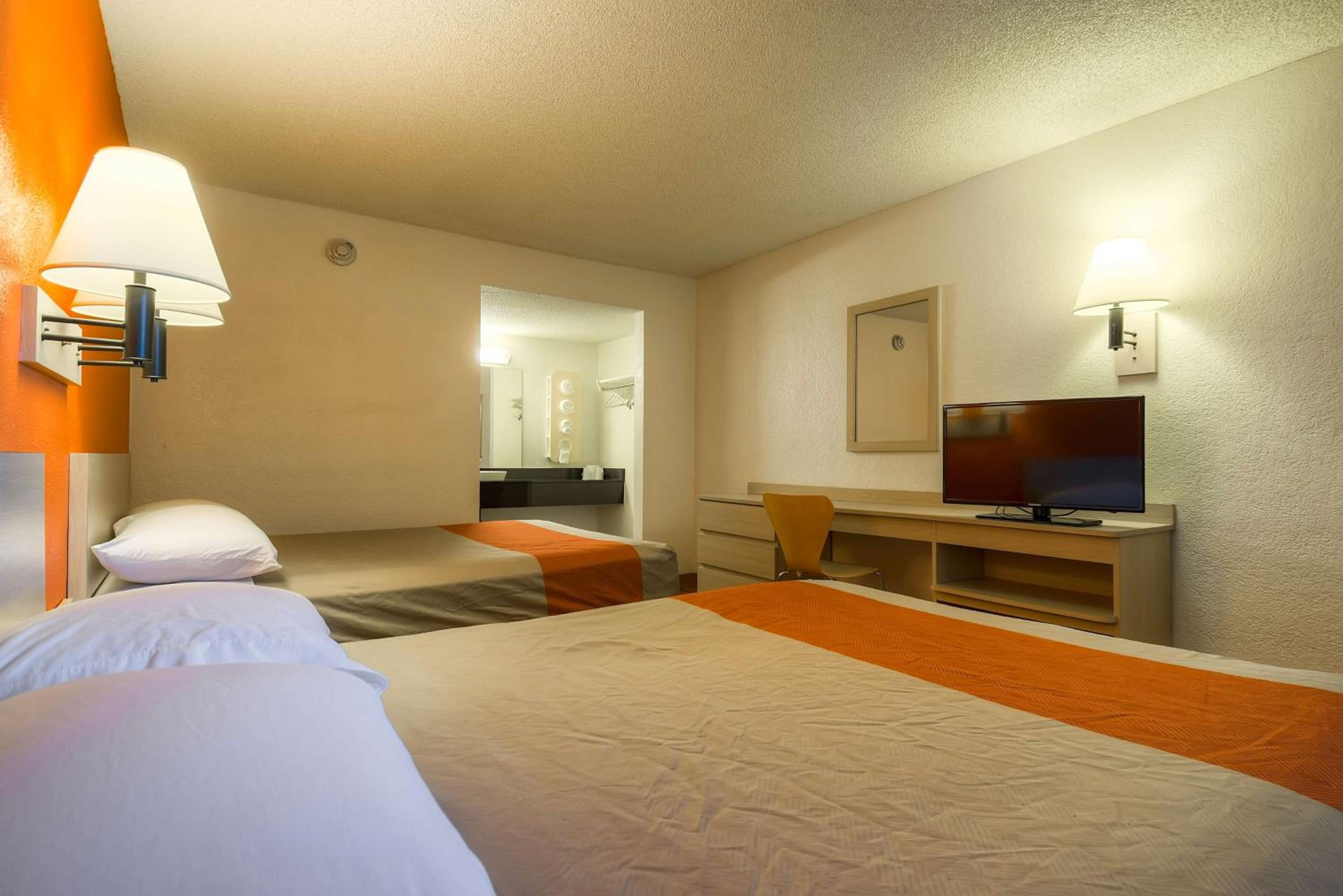 2 Queen Beds | Near Palm Springs International Airport