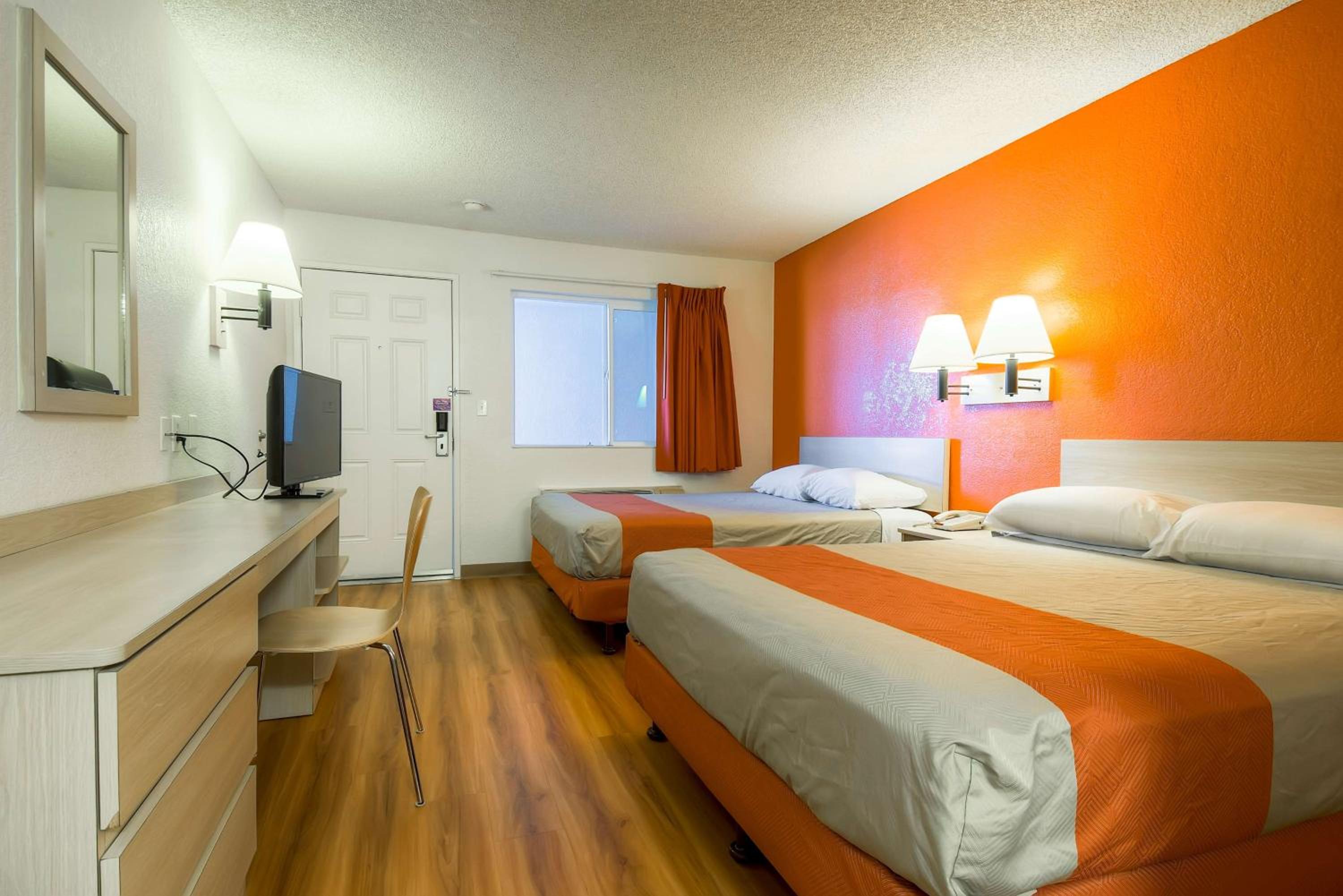 2 Full Beds | Mini Fridge | Near Palm Springs International Airport photo 1