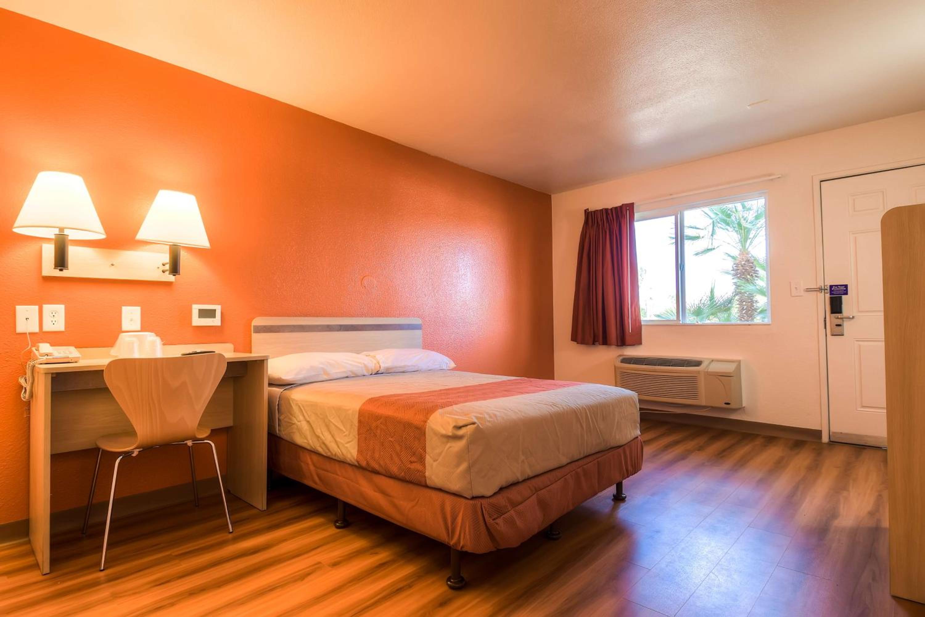 1 Queen Bed | Mini Fridge | Near Palm Springs International Airport photo 1